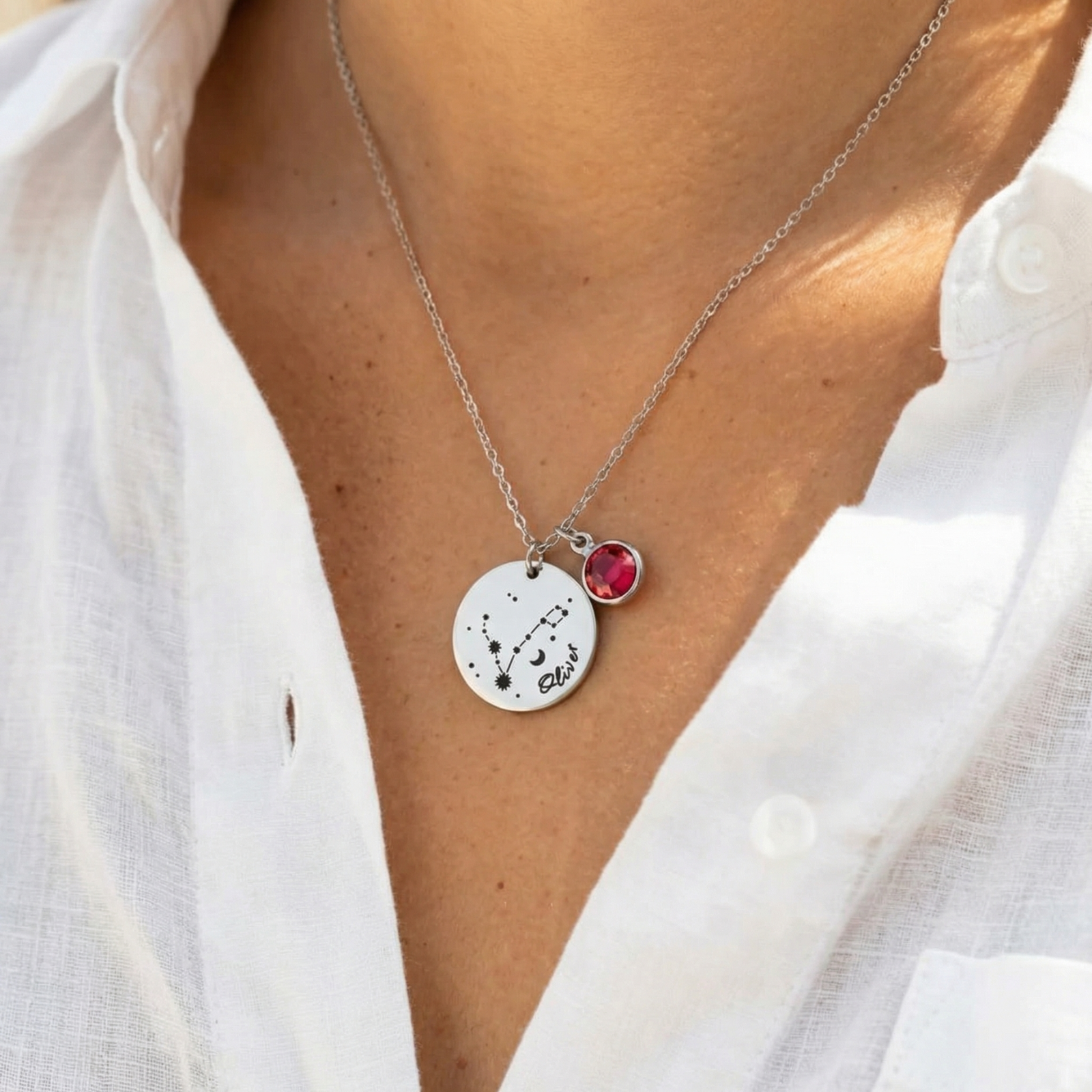 Spersonalizowany naszyjnik astrologiczny z medalikiem z gwiazdozbiorem i kamieniem urodzeniowym, ze stali nierdzewnej