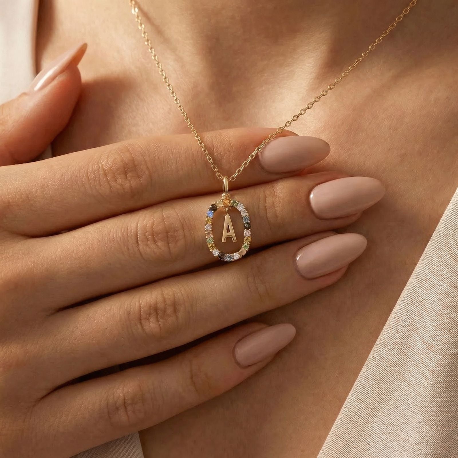 Buchstabenkette für Damen, aus 925er Sterlingsilber, vergoldet, mit mehrfarbigen Zirkonen und Panzerkette