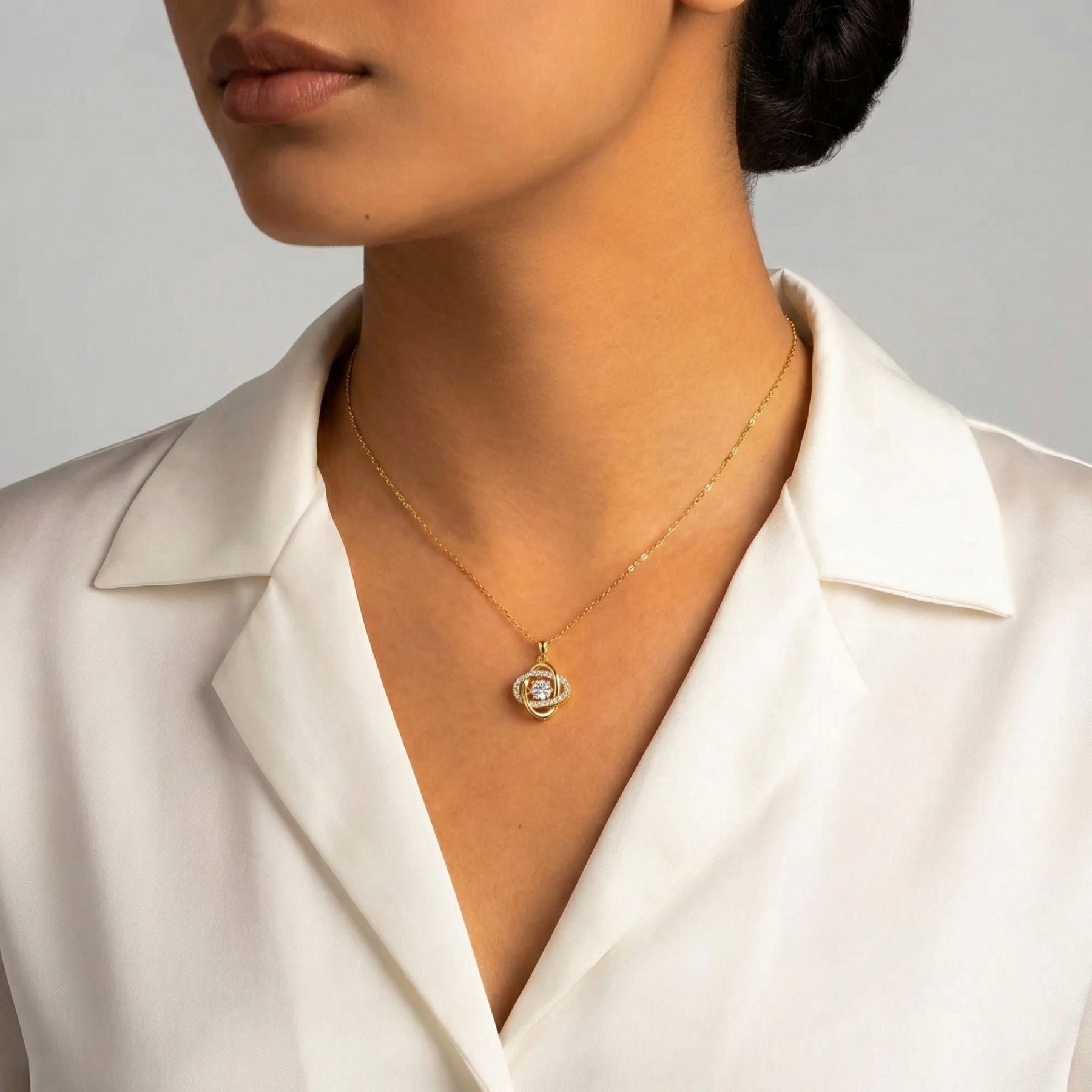 Collier design moderne en argent 925 plaqué or, orné d’un zircon scintillant