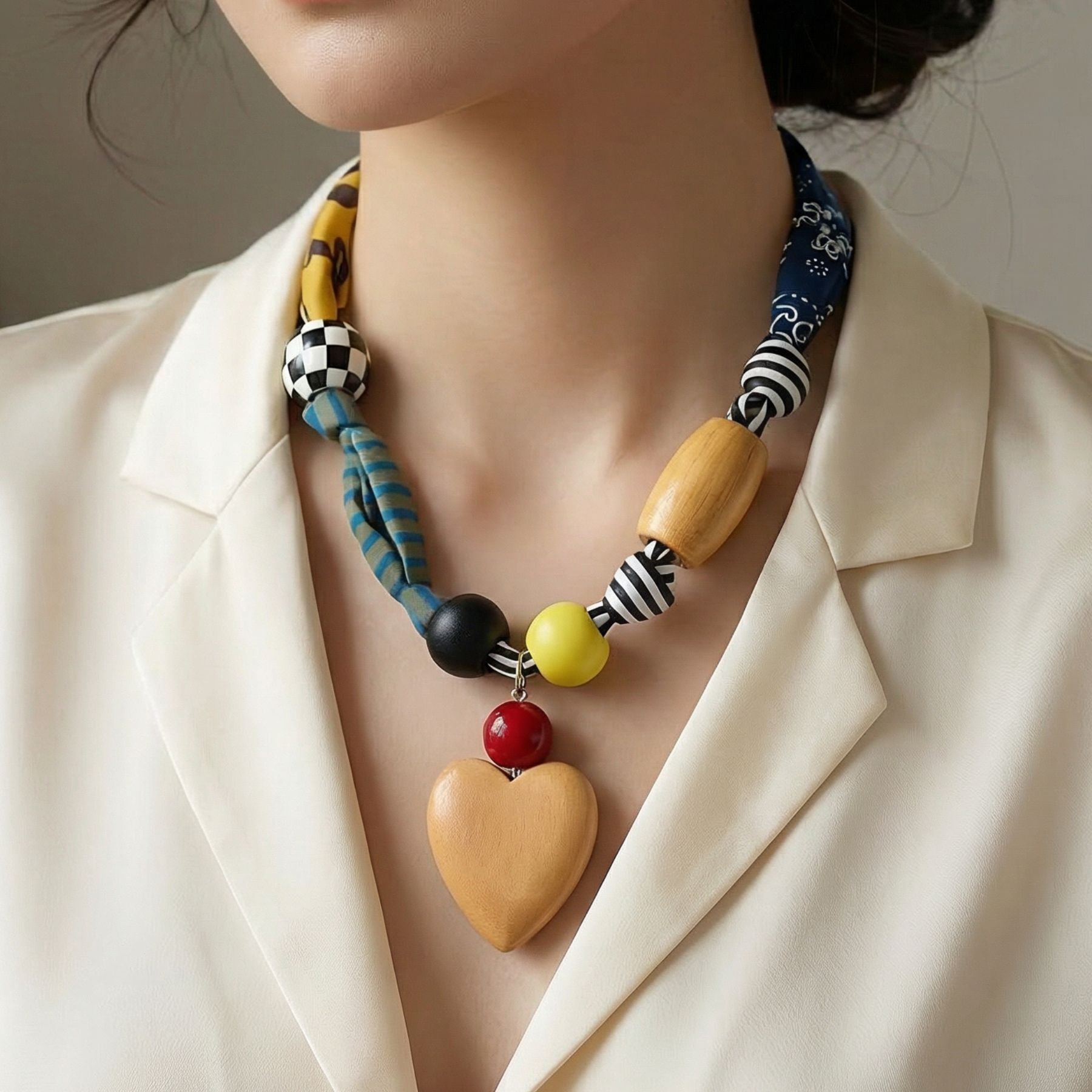 Collier original pour femme en tissu noué et bois naturel, avec pendentif cœur, style bohème