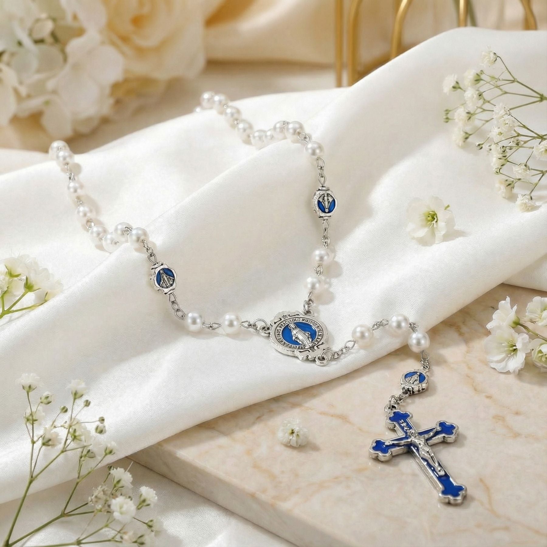 Religiöse Rosenkranzkette mit Glasperlen und einem Kreuzanhänger aus Metalllegierung