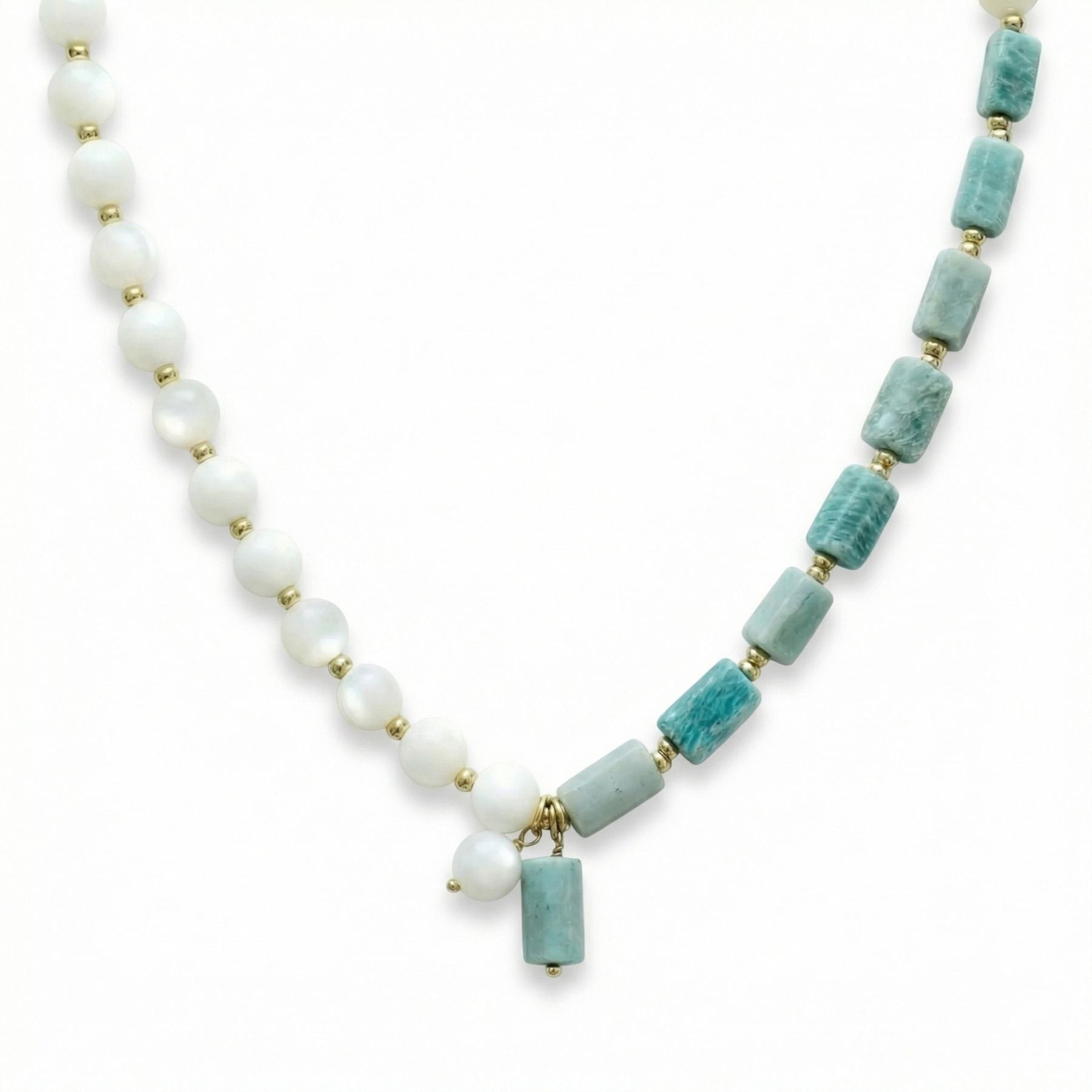 Halsband met natuurlijke stenen, blauwe amazoniet en witte parelmoeren kralen, bohemien-chique stijl