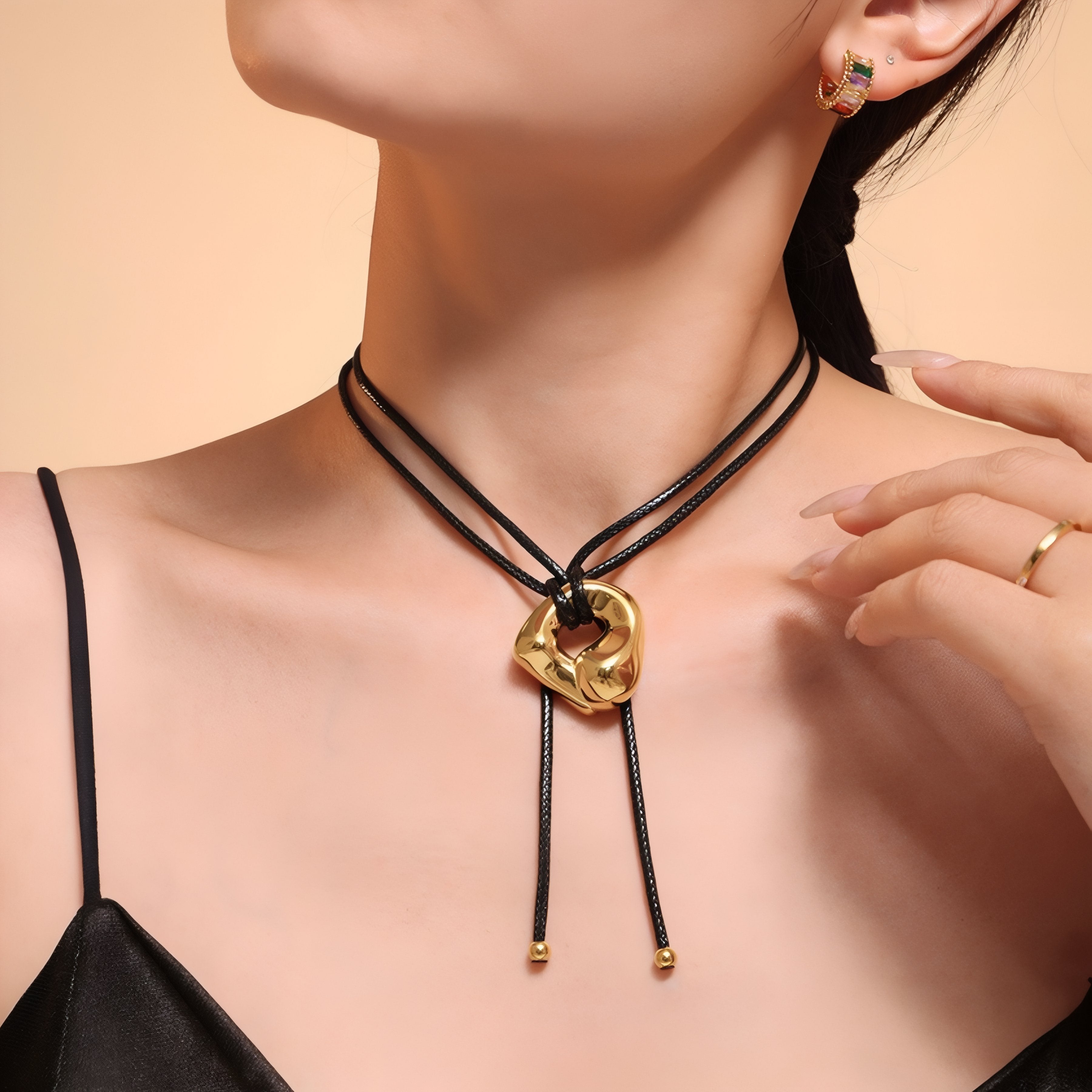 Modern women's necklace with geometric pendant, made of stainless steel, adjustable cord