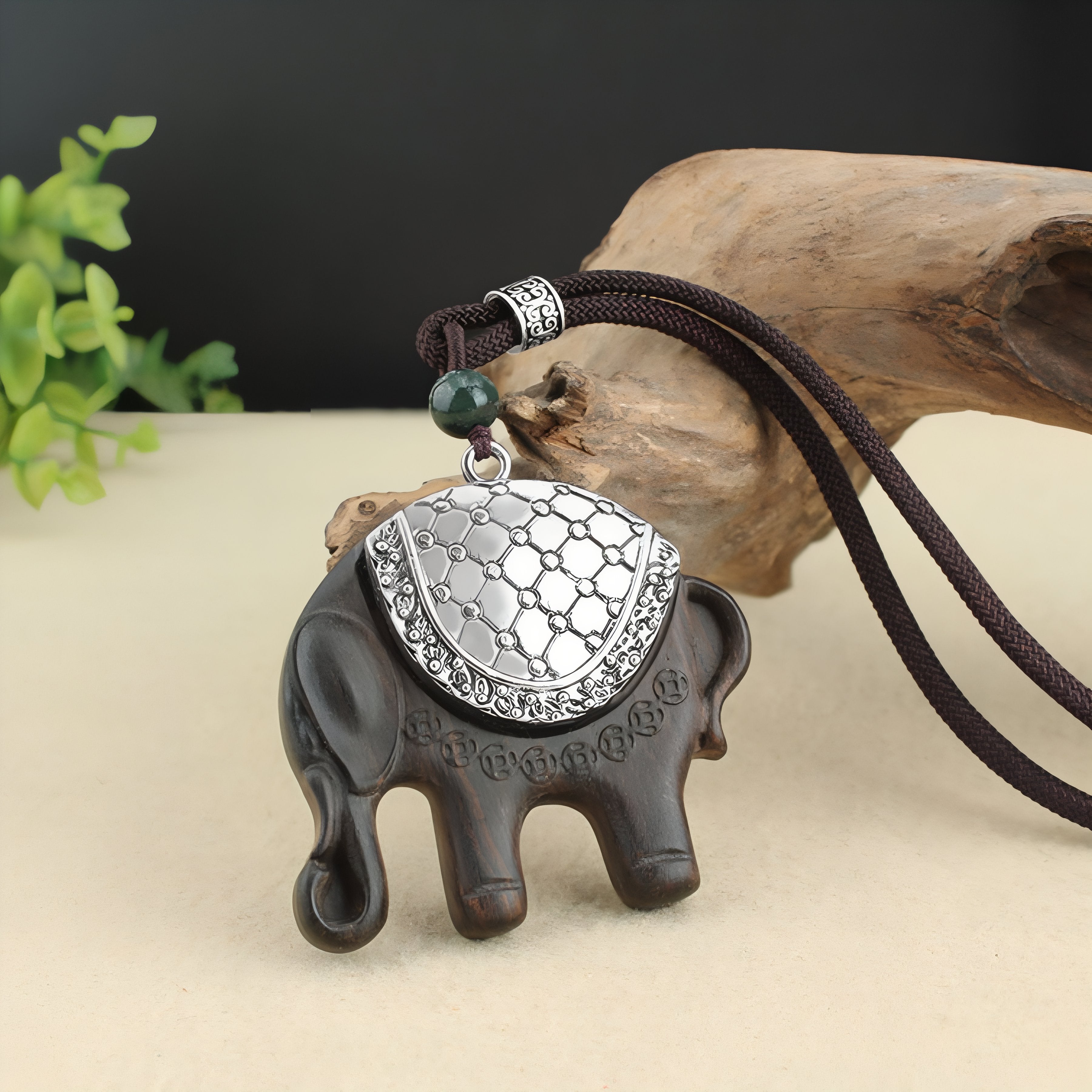 Halskette mit Elefantenanhänger aus Ebenholz, mit Metalllegierung und Glasperle