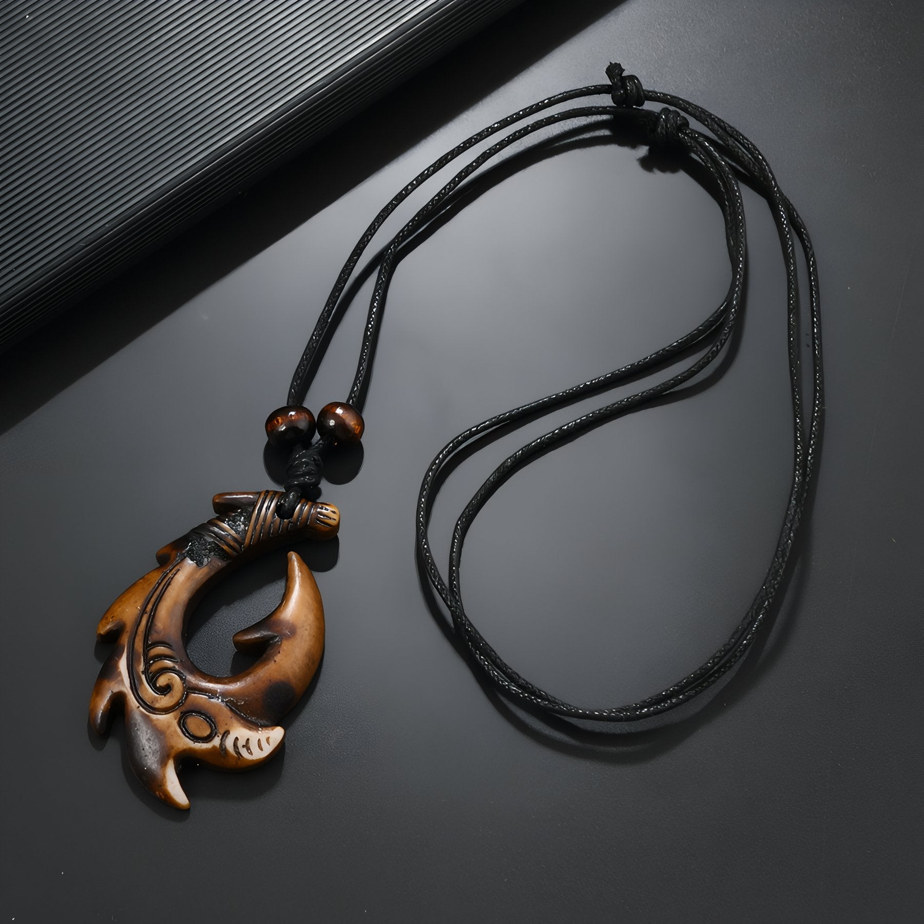 Stammes-Halskette für Herren, Maori-Hakenanhänger aus geformtem Kunstharz, verstellbare Kordel