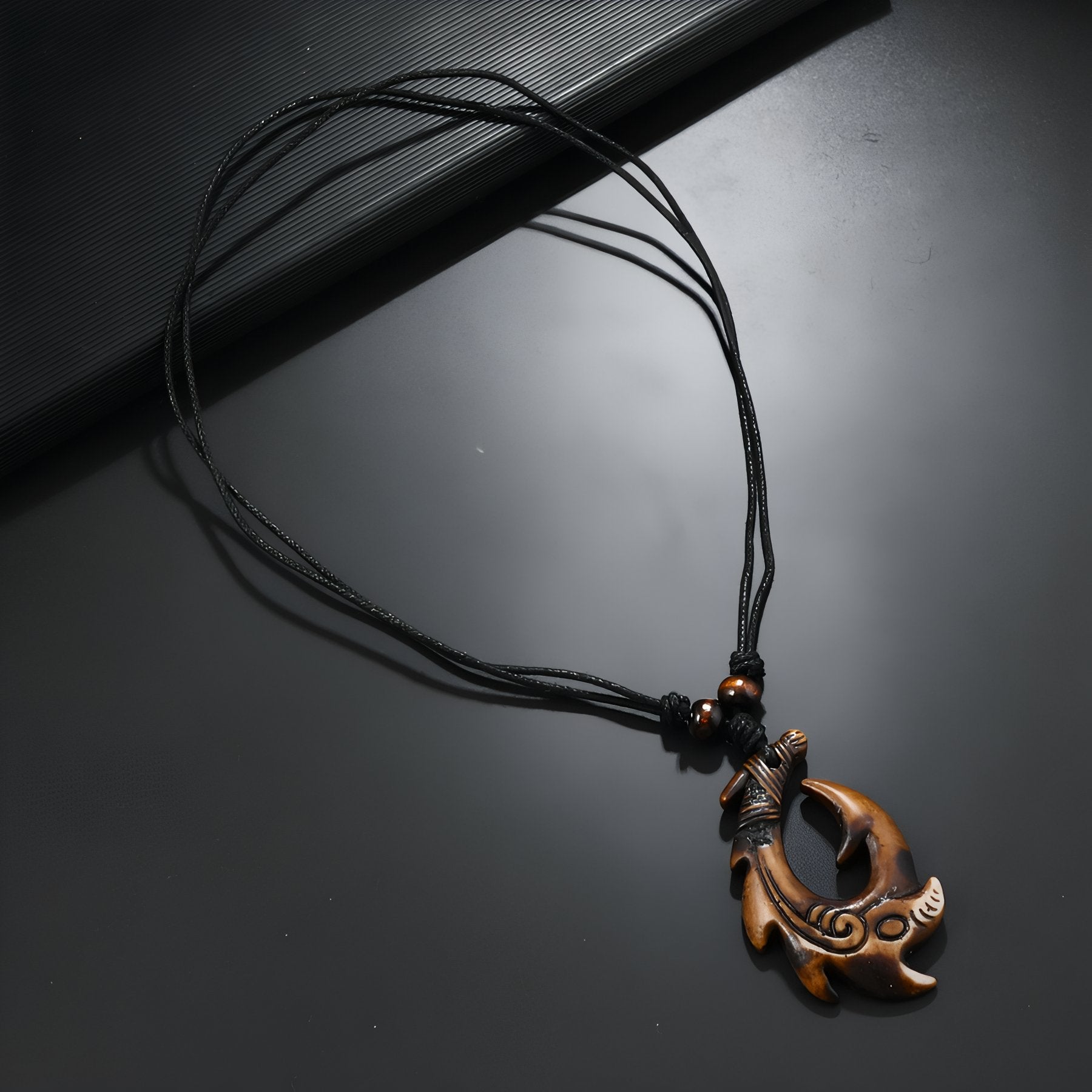 Stammes-Halskette für Herren, Maori-Hakenanhänger aus geformtem Kunstharz, verstellbare Kordel