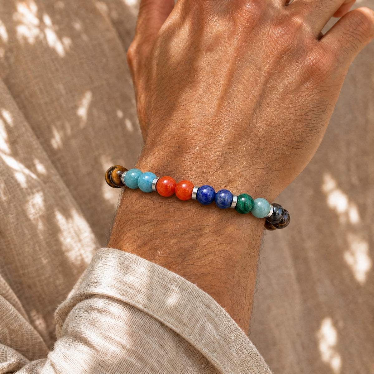 Bracelet chemin de vie homme porté au poignet, pierres naturelles 8 mm et séparateurs argentés