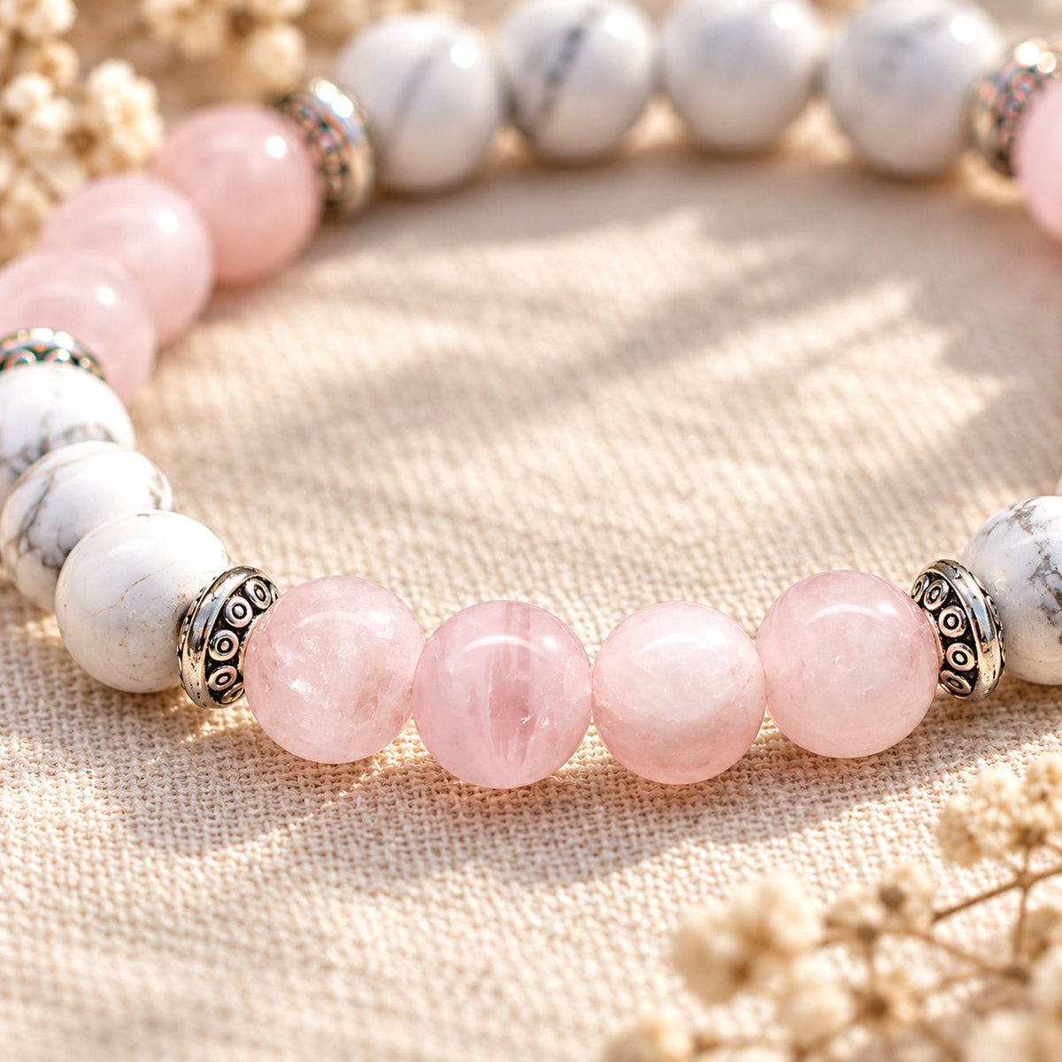 Bracelet en pierres naturelles de quartz rose et howlite, pour l’amour et la douceur