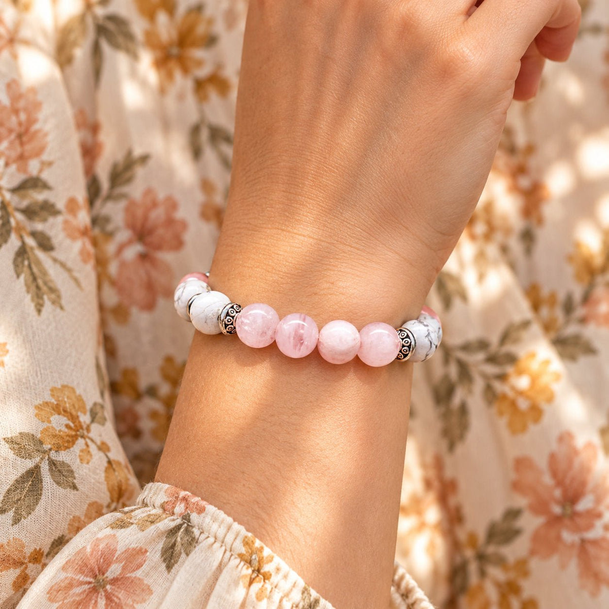 Bracelet en pierres naturelles de quartz rose et howlite, pour l’amour et la douceur