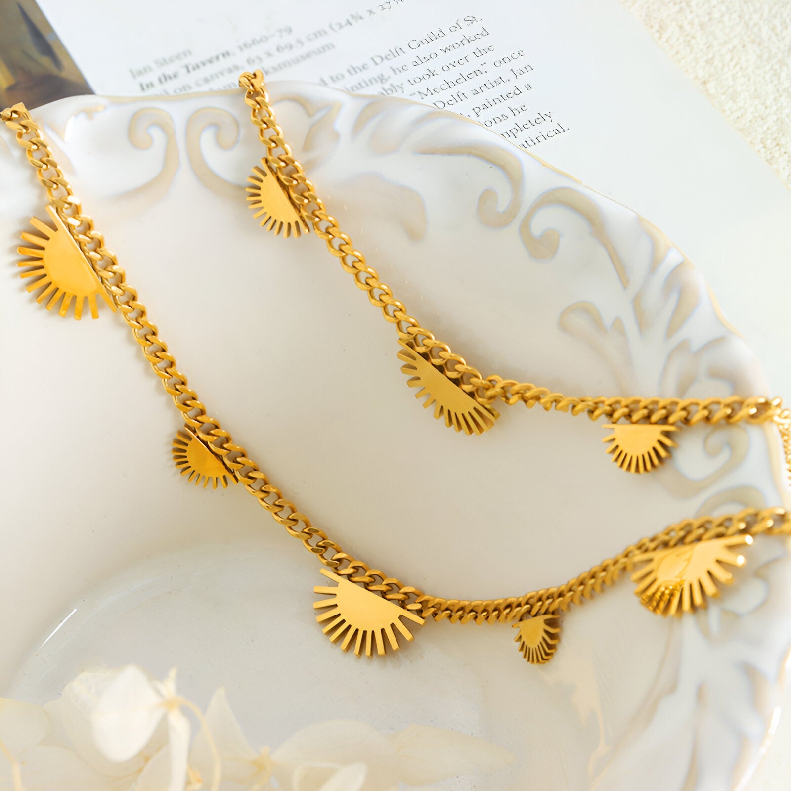 Chaine cubaine, pendentif soleil stylisé, style vintage doré, pour femme, modèle Carly