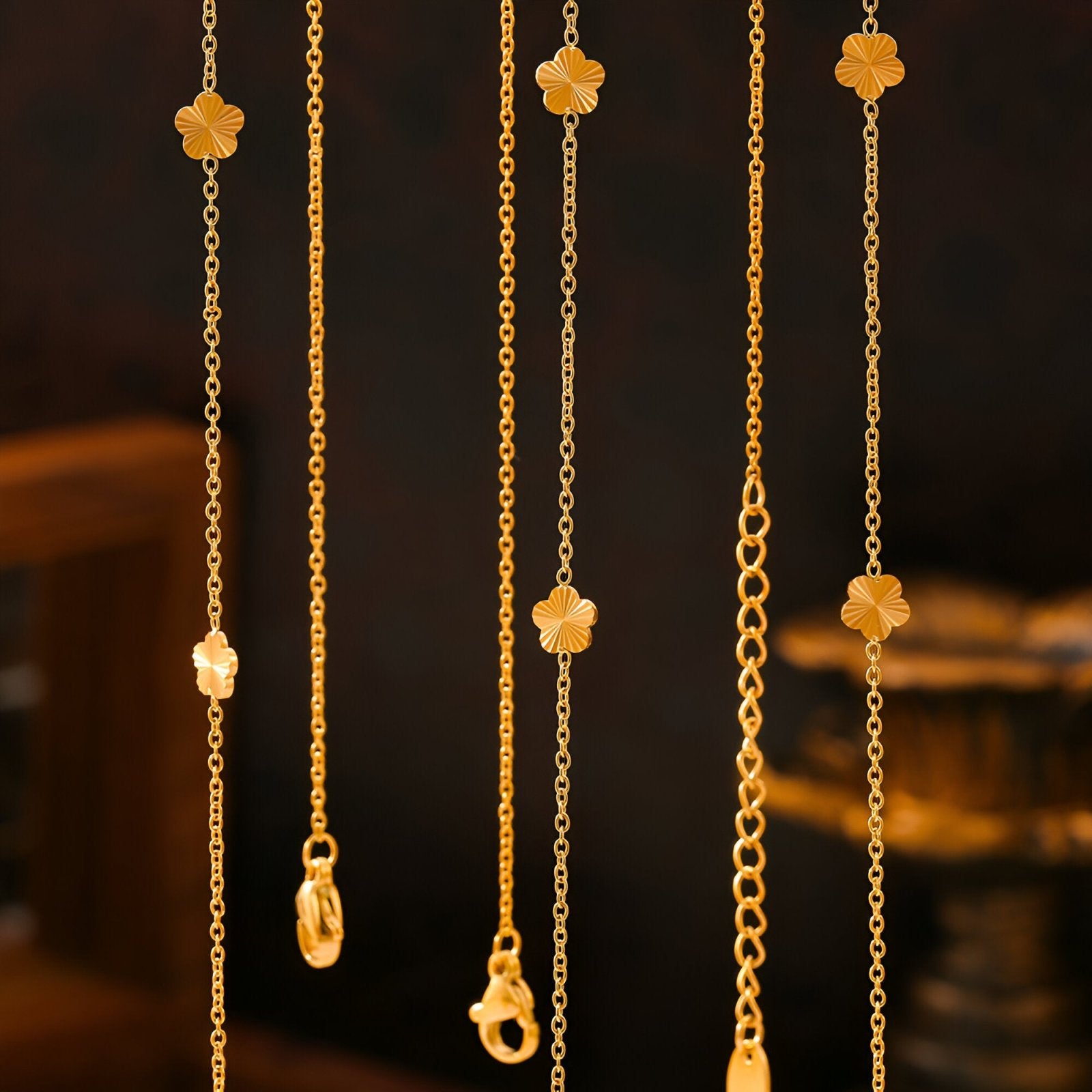 Chaîne élégante en acier doré, motifs trèfles ajourés, bijou léger et raffiné, modèle Aïsha