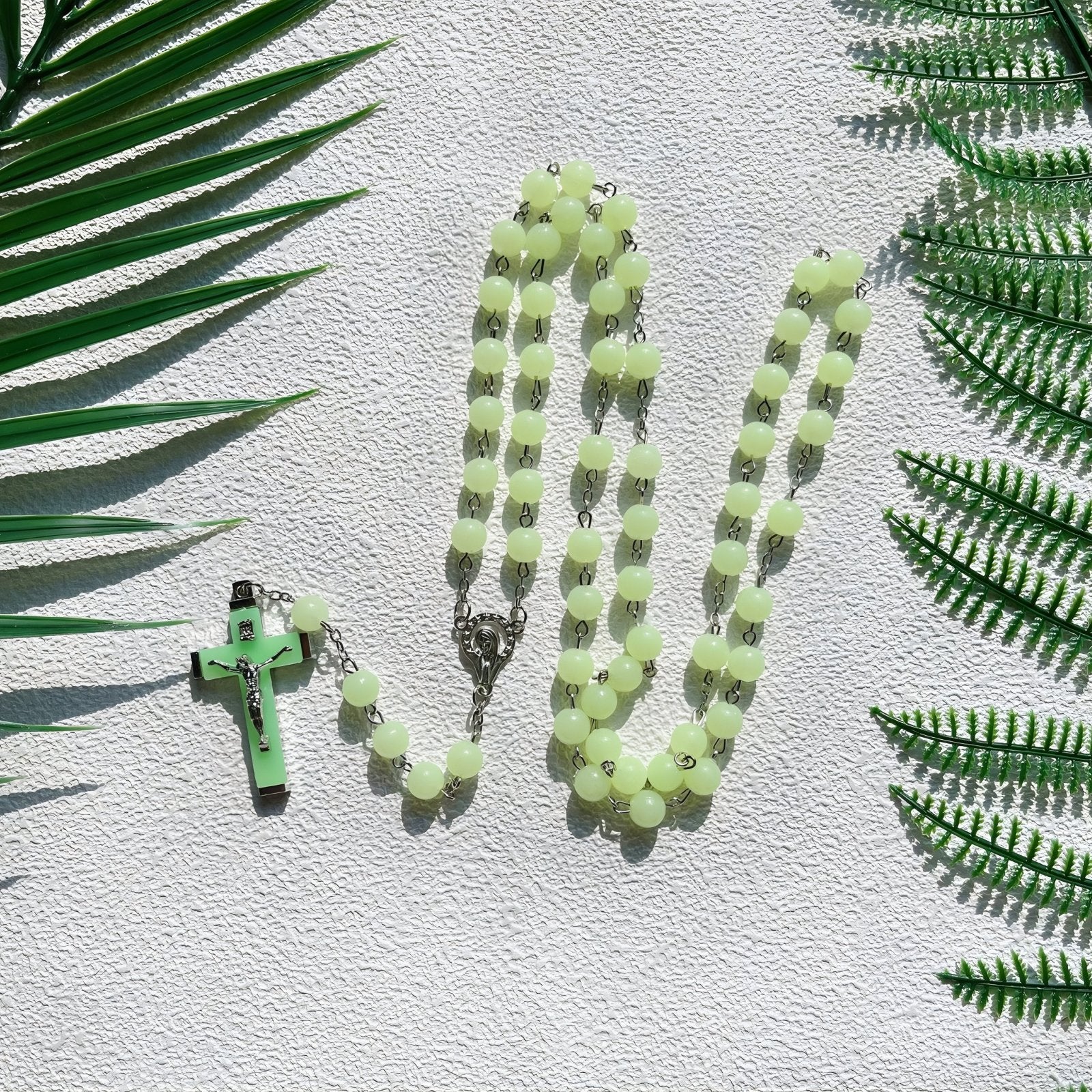 Chapelet collier, avec croix chrétienne et vierge Marie, en perles synthétiques phosphorescentes et alliage métallique