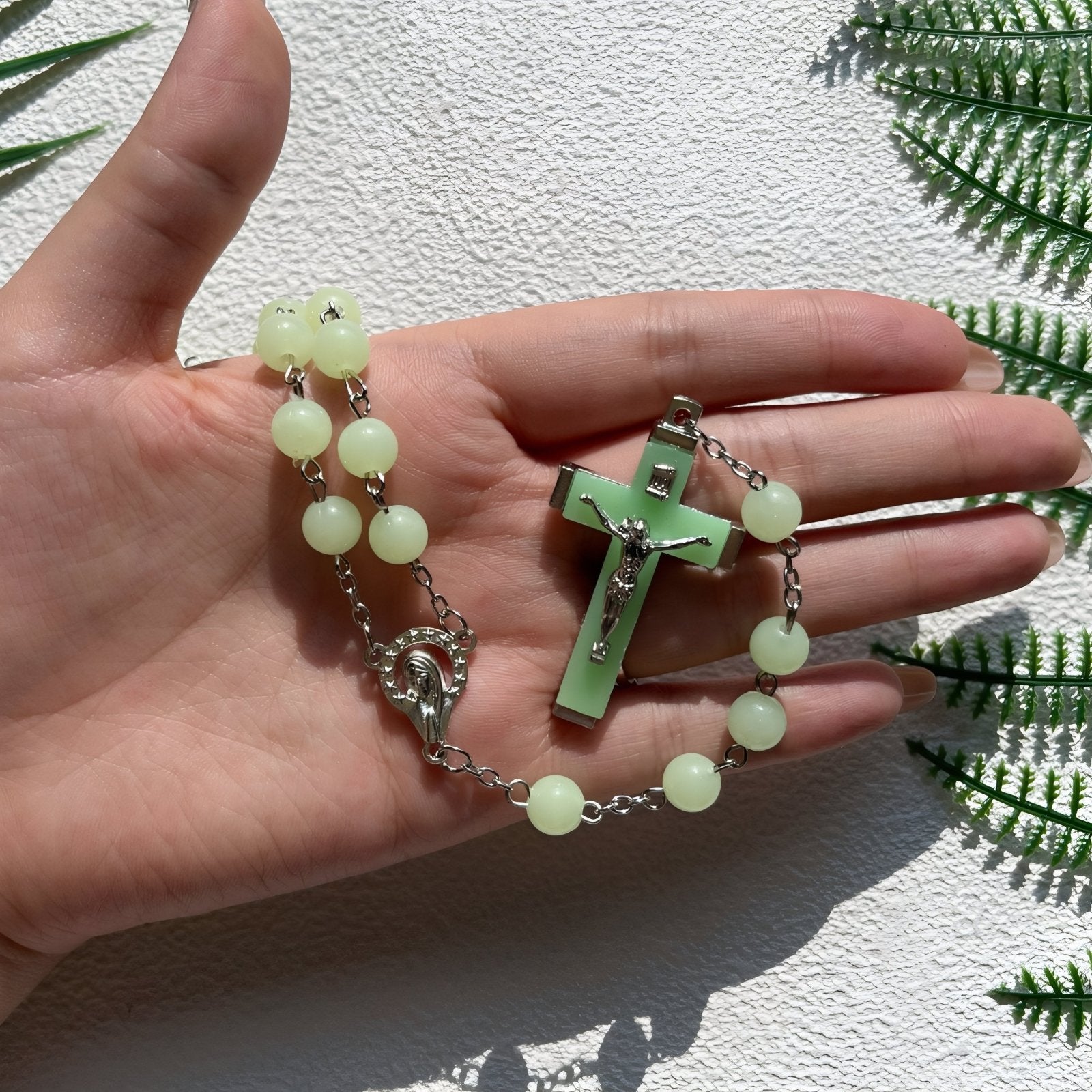Chapelet collier, avec croix chrétienne et vierge Marie, en perles synthétiques phosphorescentes et alliage métallique