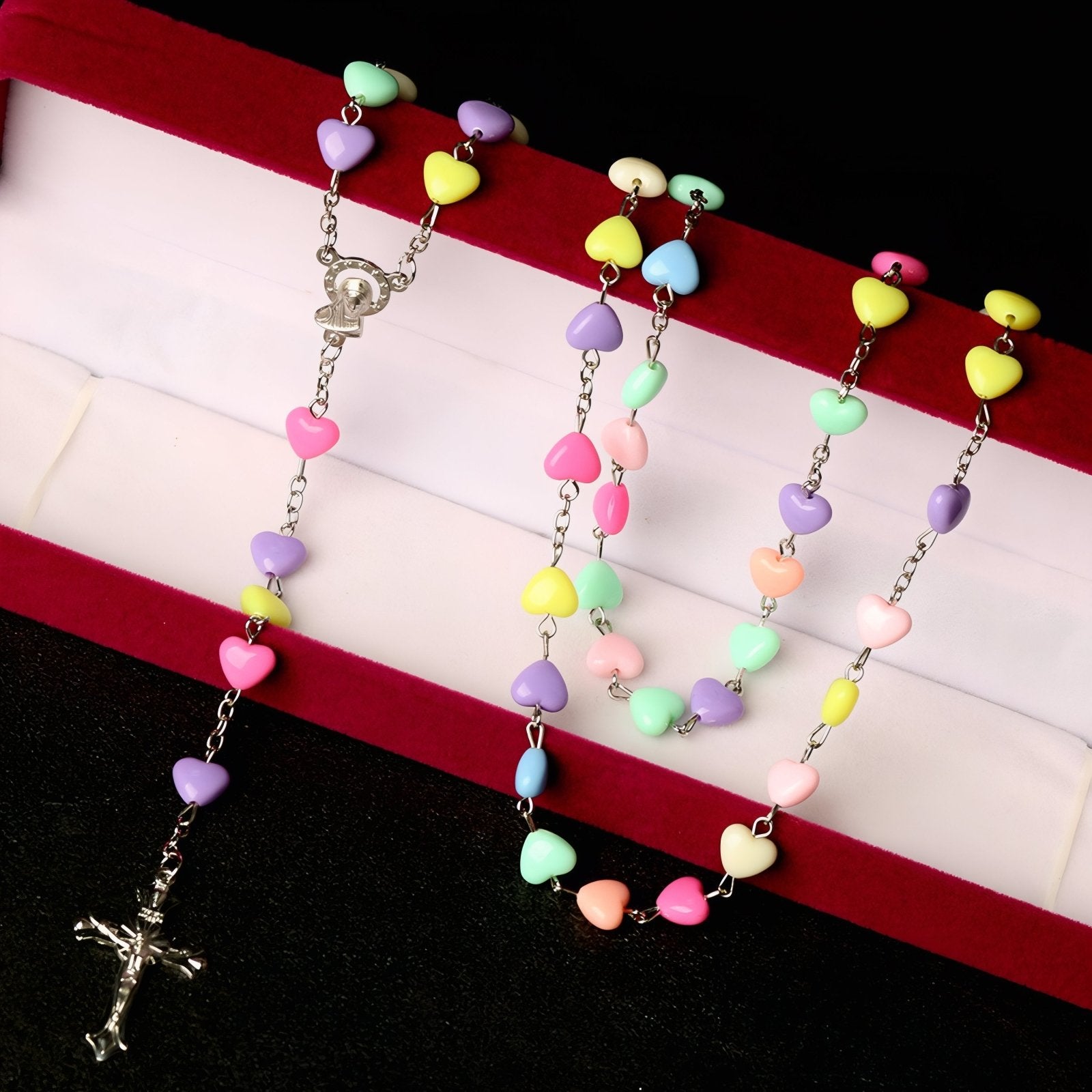 Chapelet collier catholique avec perles cœurs colorées en acrylique, en alliage métallique, avec croix et vierge Marie