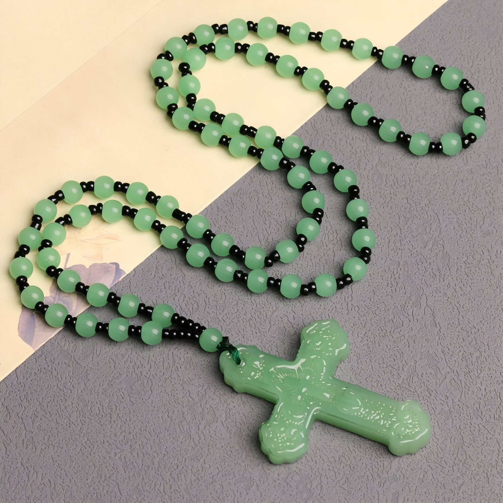 Chapelet collier croix verte translucide ou noir, avec perles en verre, bijou religieux