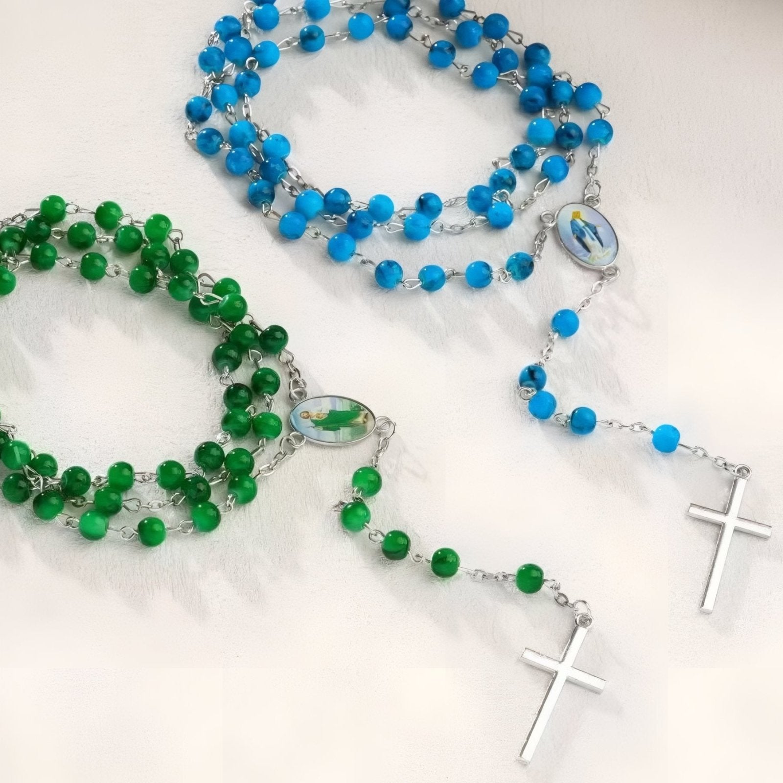 Chapelet collier de prière, avec perles synthétiques et pendentif croix, en alliage de zinc