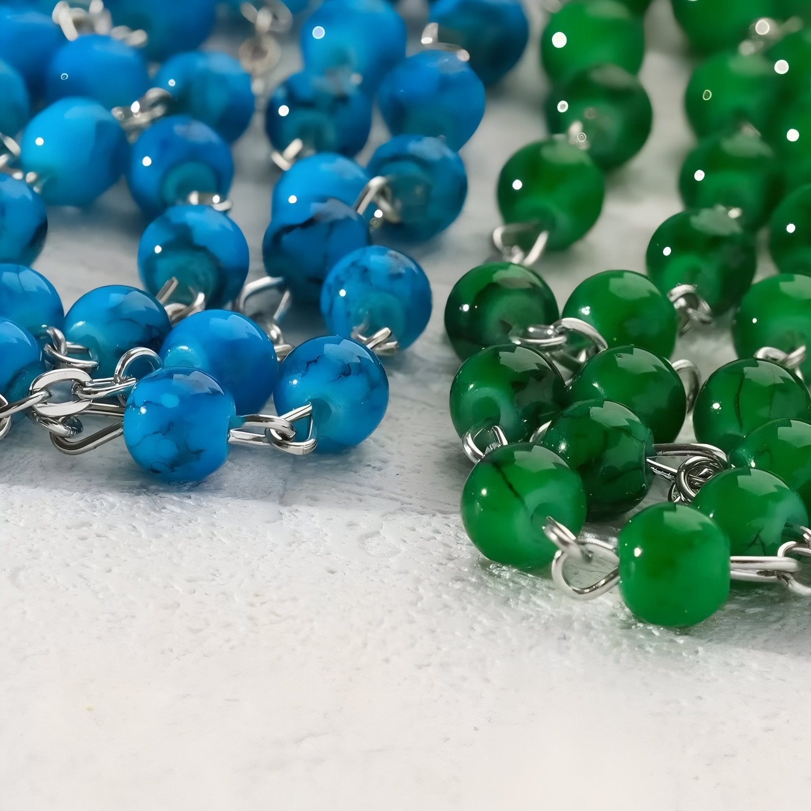 Chapelet collier de prière, avec perles synthétiques et pendentif croix, en alliage de zinc