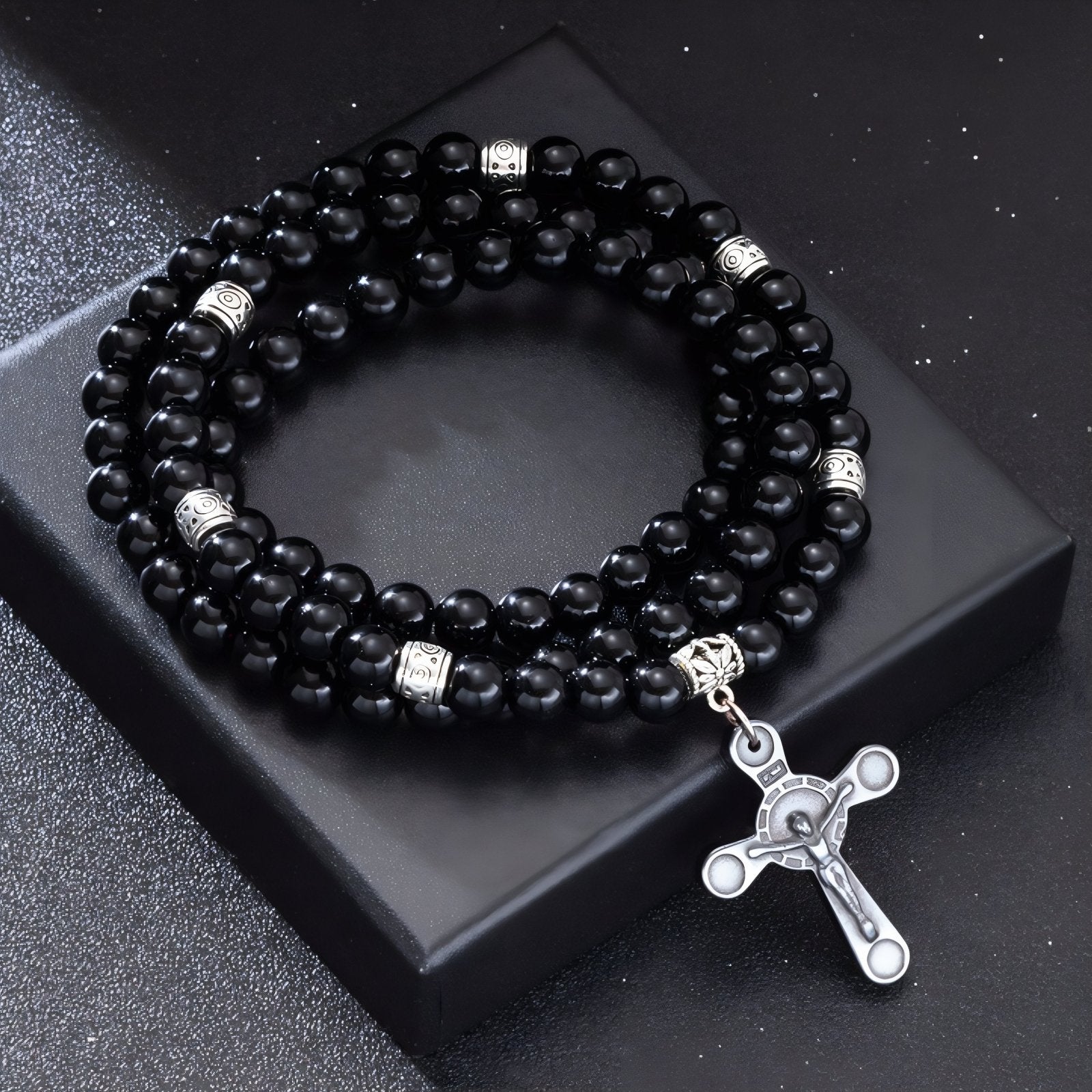 Chapelet collier pendentif croix en alliage métallique argenté, avec perles noires d'onyx