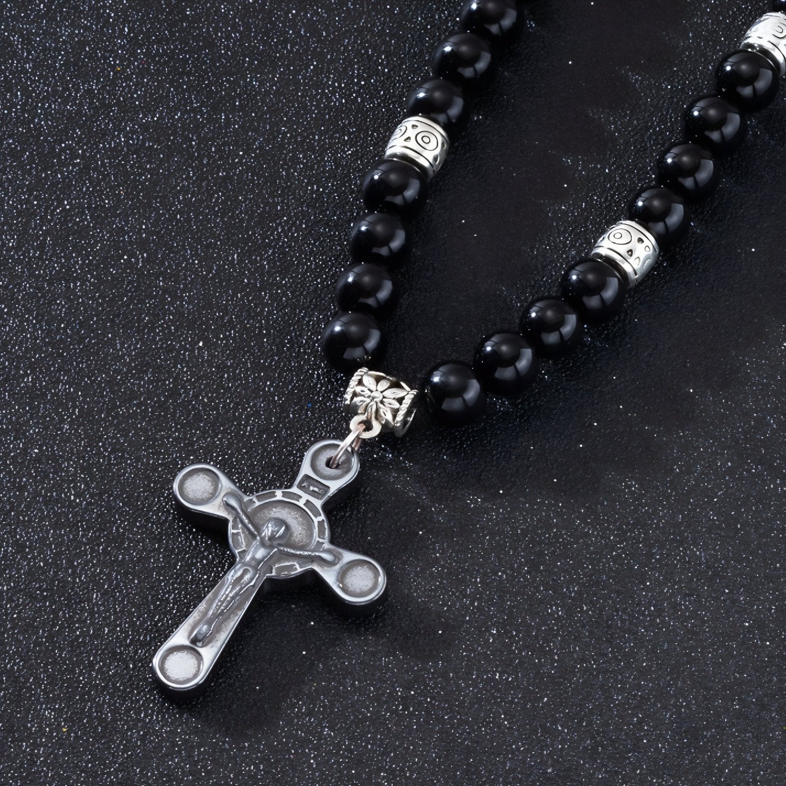 Chapelet collier pendentif croix en alliage métallique argenté, avec perles noires d'onyx