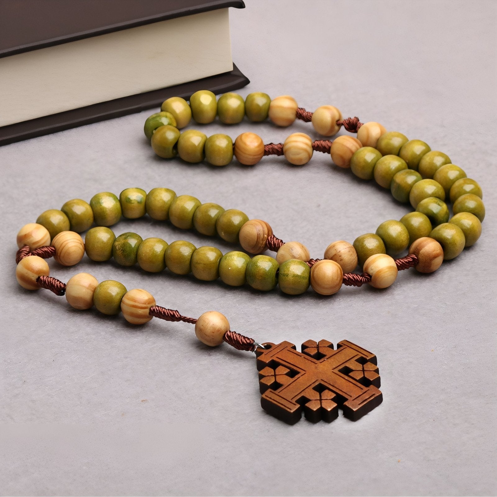Chapelet en bois naturel avec pendentif croix de Jérusalem, perles vertes, style religieux et spirituel
