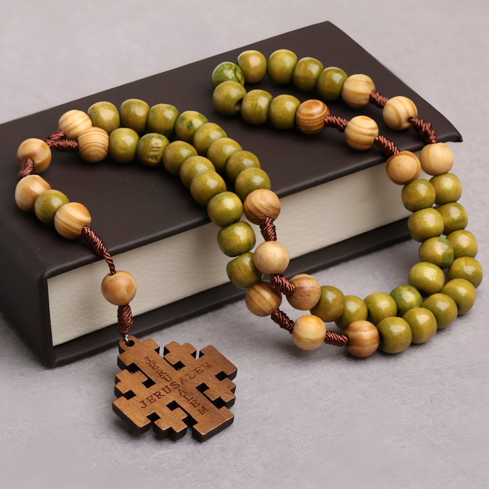 Chapelet en bois naturel avec pendentif croix de Jérusalem, perles vertes, style religieux et spirituel