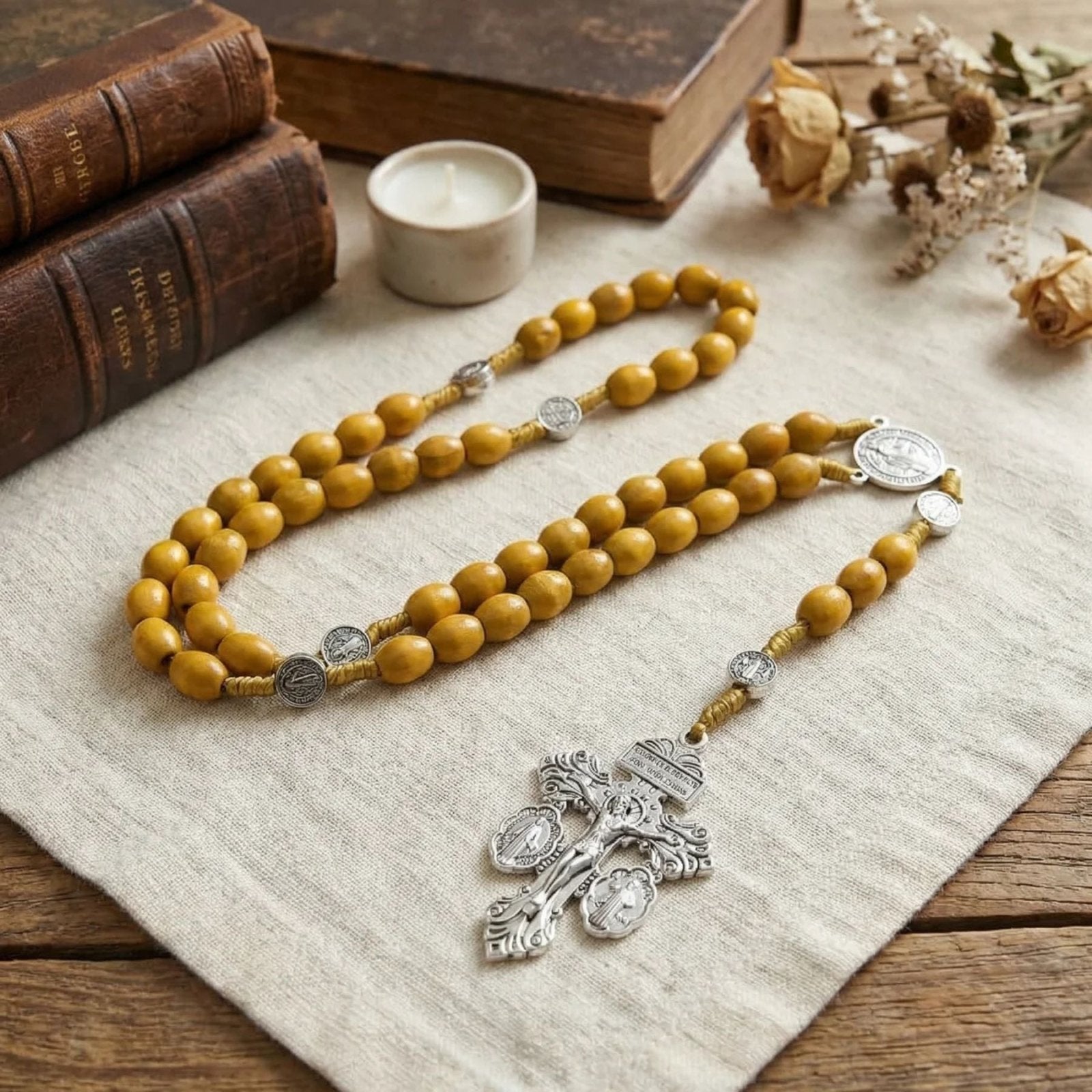 Chapelet pendentif croix et médaille Saint - Benoît, avec perles de bois, en alliage métallique, style religieux