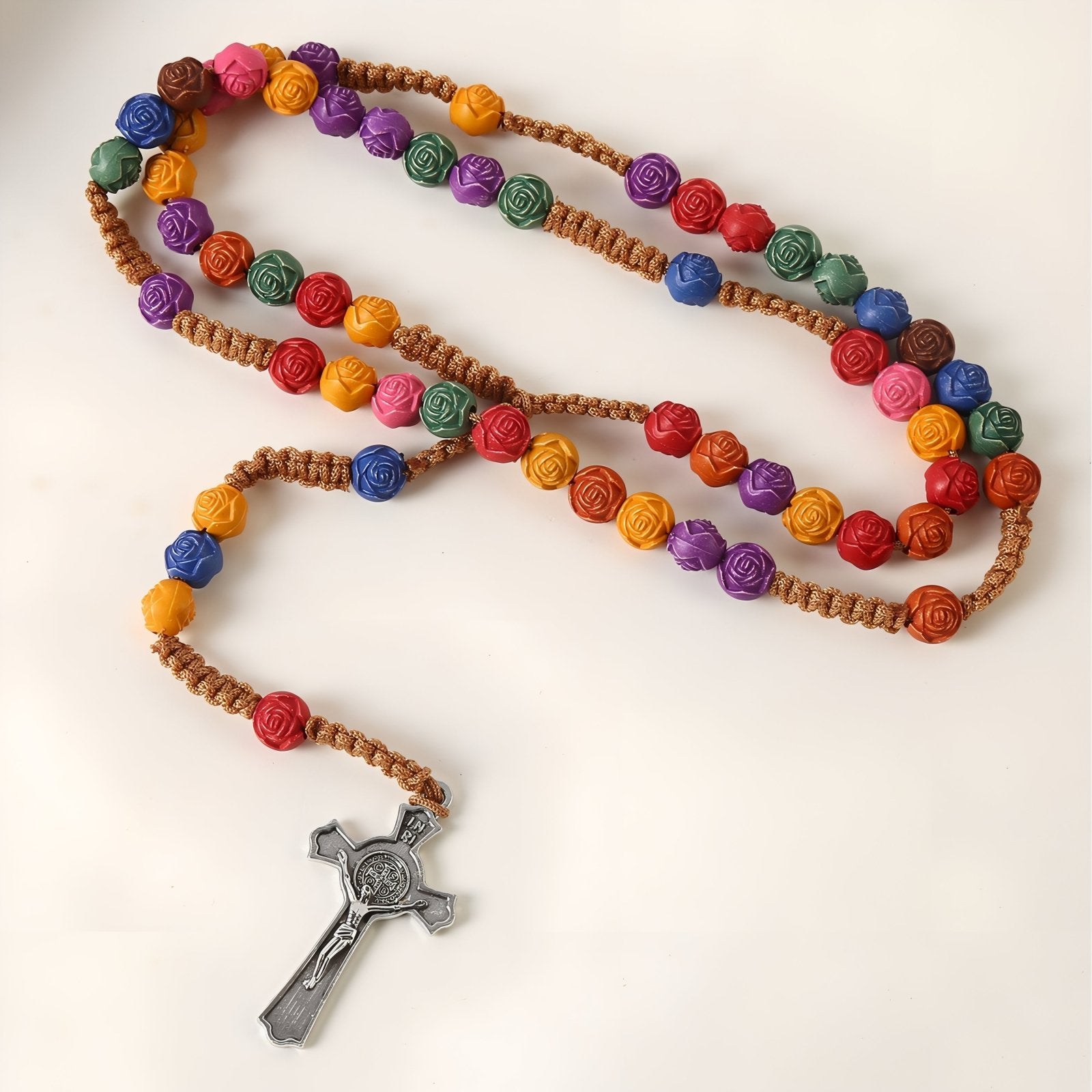 Chapelet perles en roses artisanal, avec résine, cordon tressé et pendentif croix en alliage métallique