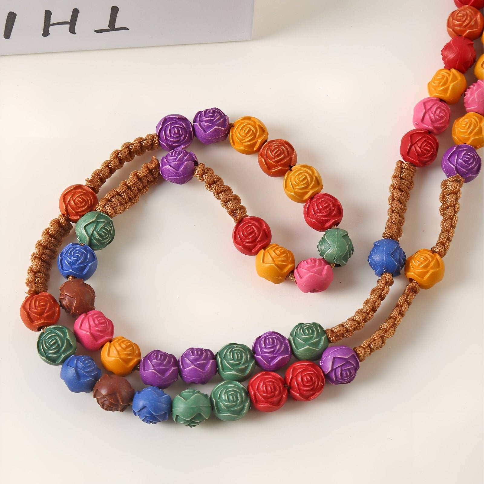 Chapelet perles en roses artisanal, avec résine, cordon tressé et pendentif croix en alliage métallique