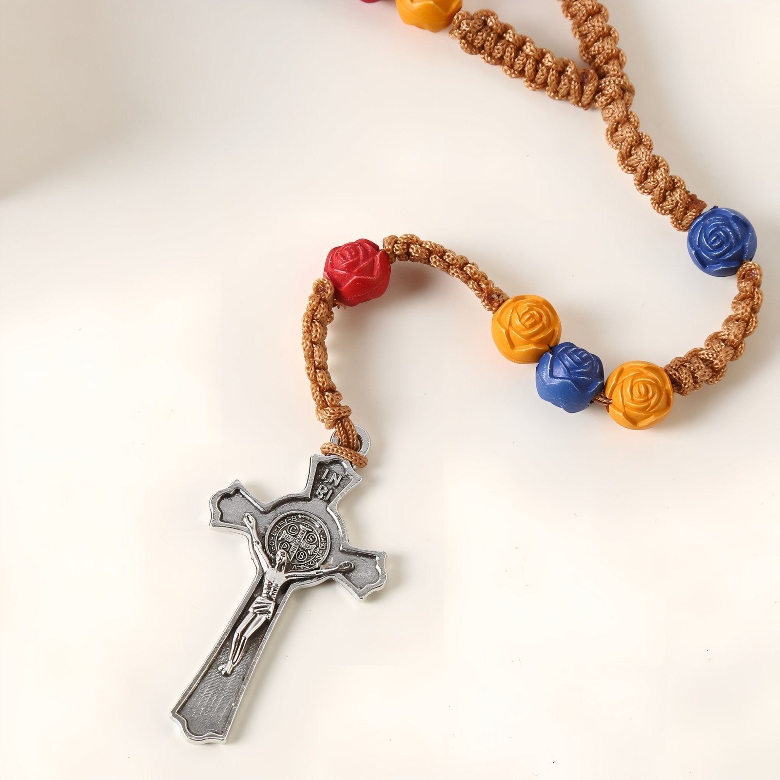 Chapelet perles en roses artisanal, avec résine, cordon tressé et pendentif croix en alliage métallique