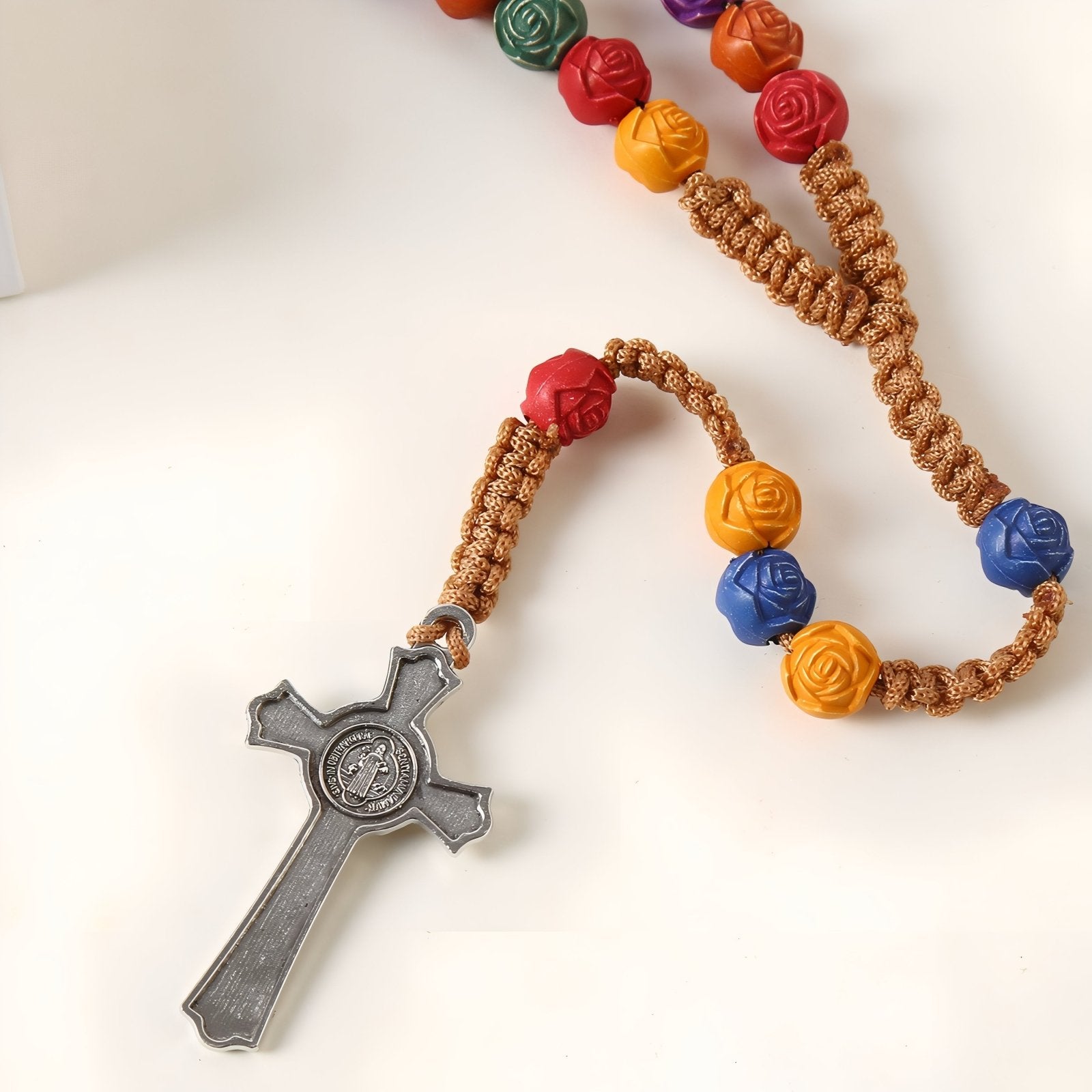 Chapelet perles en roses artisanal, avec résine, cordon tressé et pendentif croix en alliage métallique