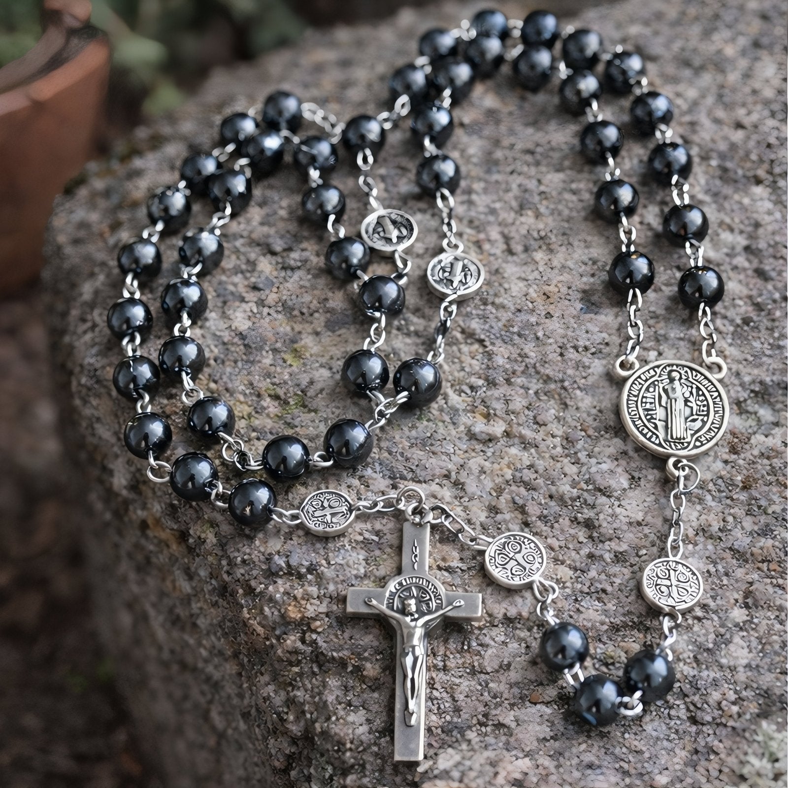 Chapelet Saint - Benoît pendentif croix et médailles religieuses, avec pierre naturelle d'hématite, en alliage métallique