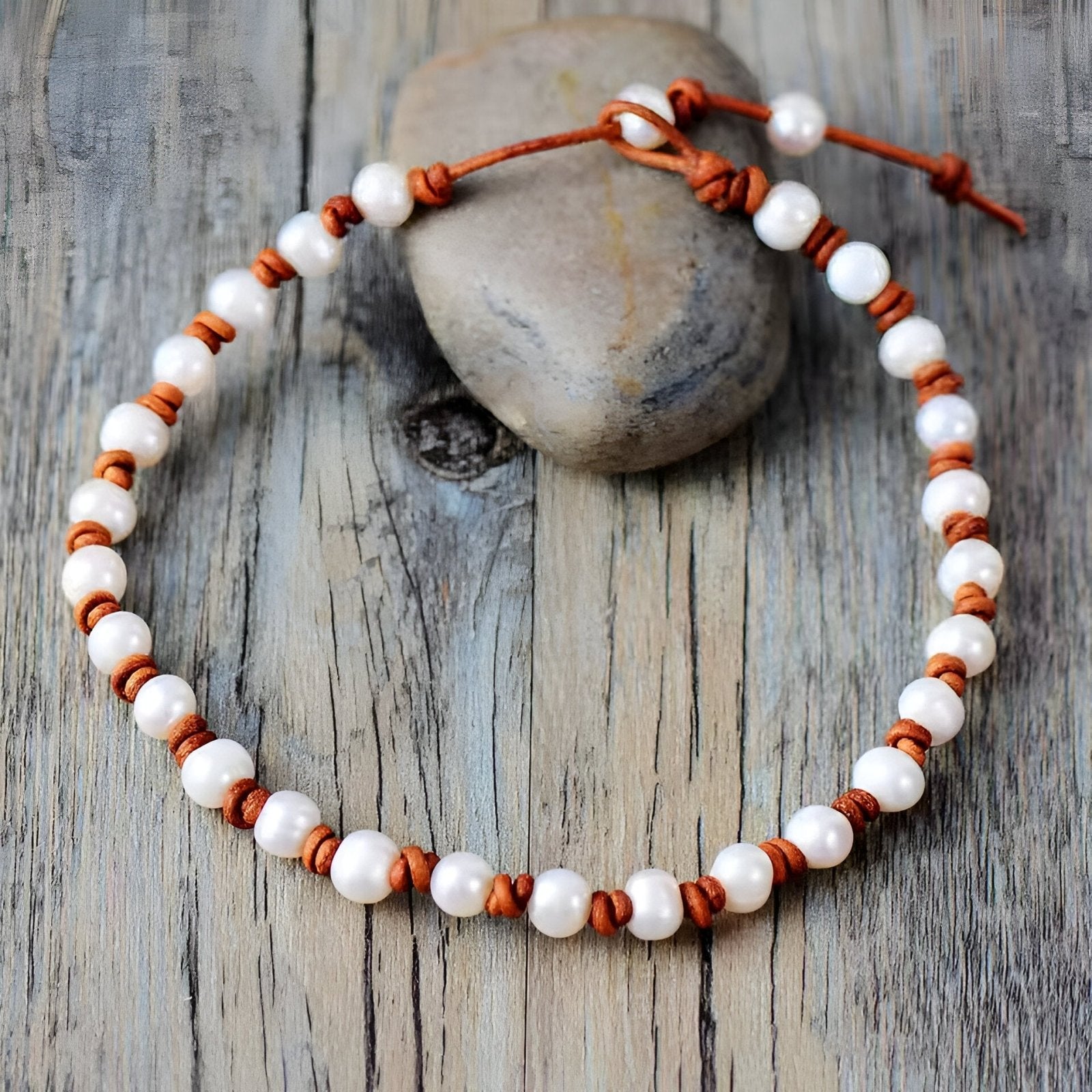 Choker ajustable en cuir naturel et véritables perles d’eau douce, bijou artisanal féminin, modèle Lagon