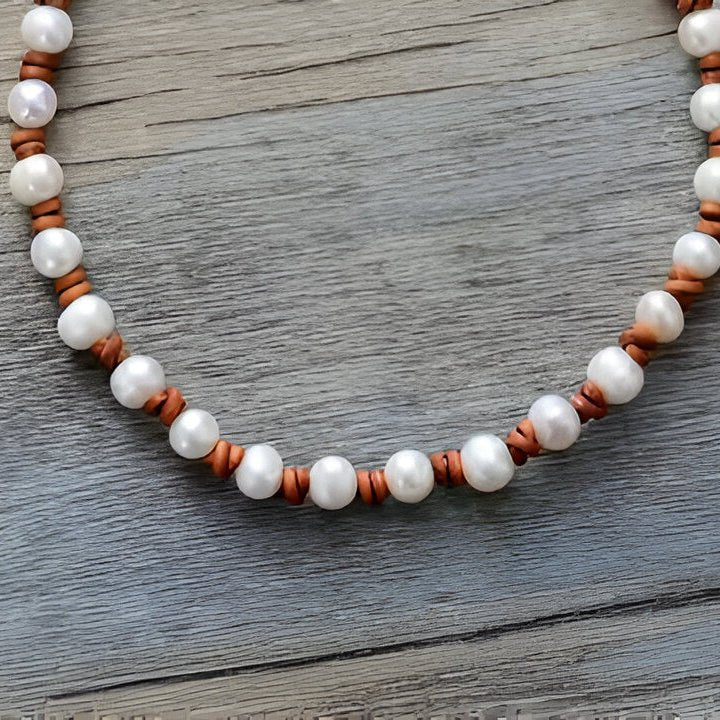 Choker ajustable en cuir naturel et véritables perles d’eau douce, bijou artisanal féminin, modèle Lagon