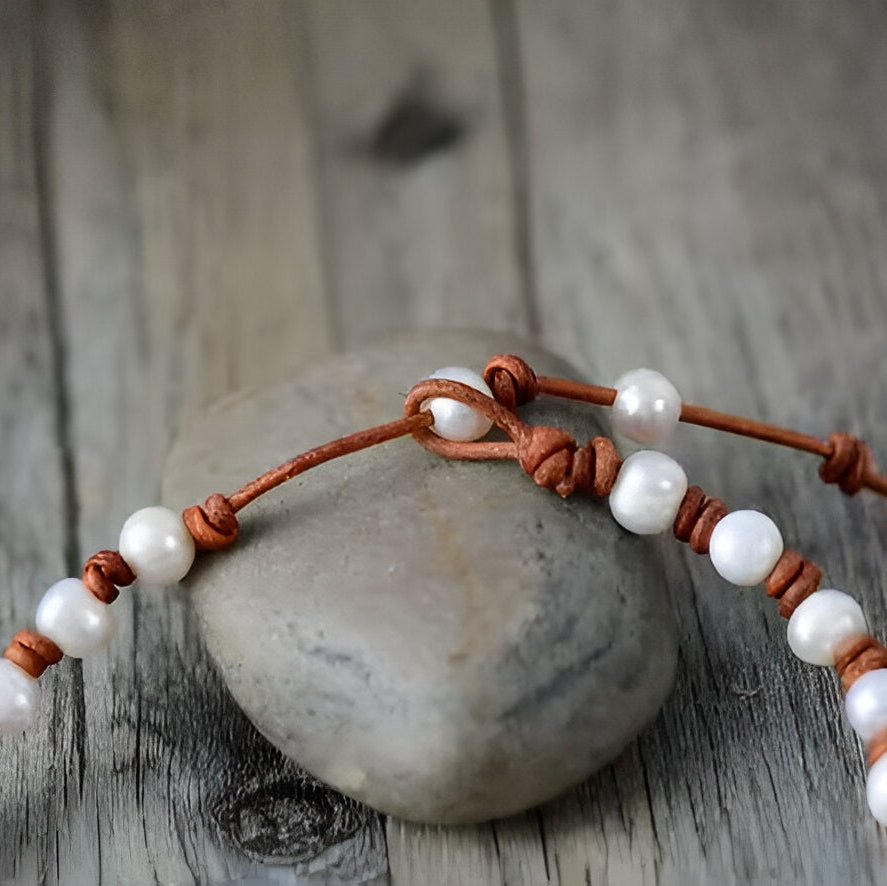 Choker ajustable en cuir naturel et véritables perles d’eau douce, bijou artisanal féminin, modèle Lagon