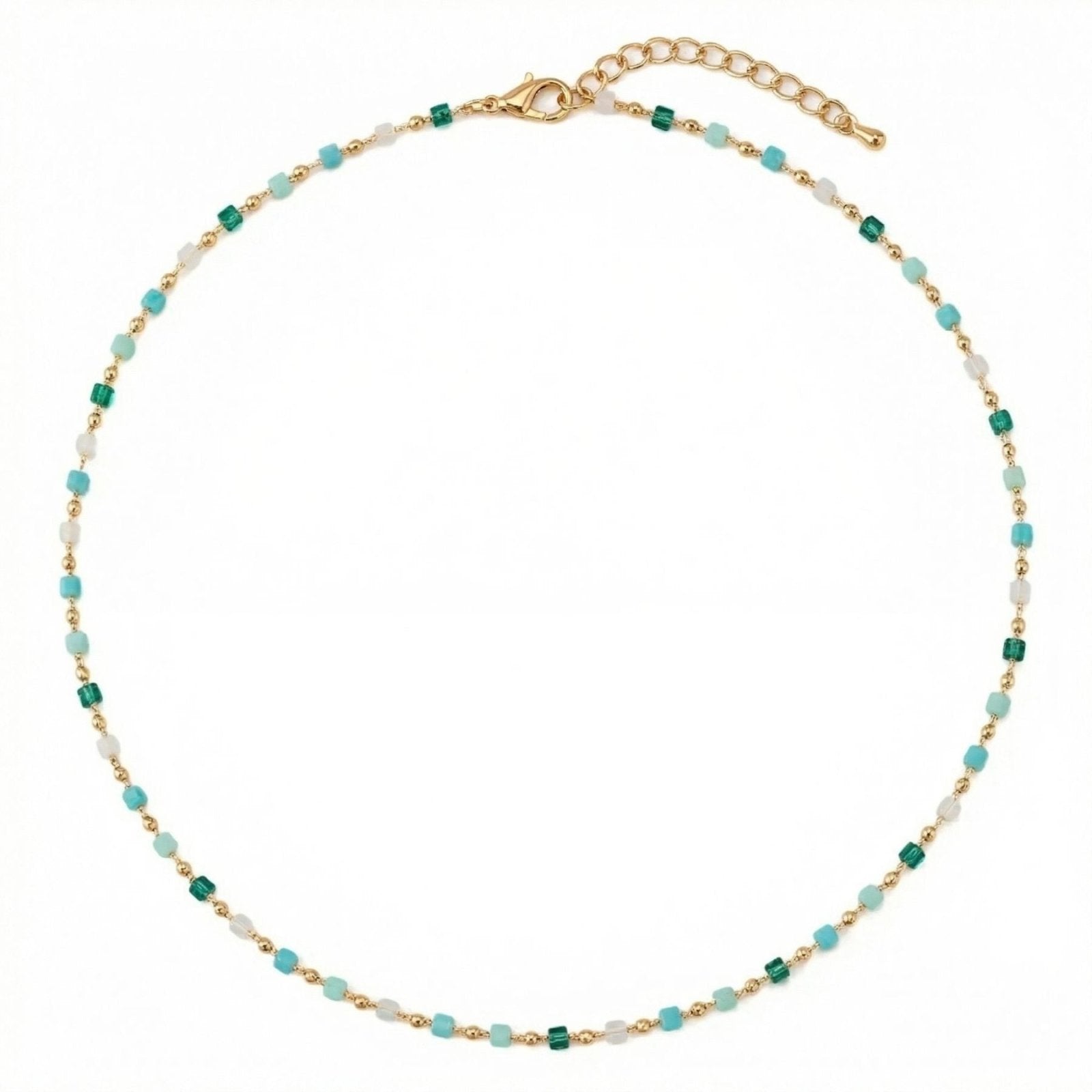 Choker chaîne fine dorée, perles géométriques bleu - vert - blanc, look estival