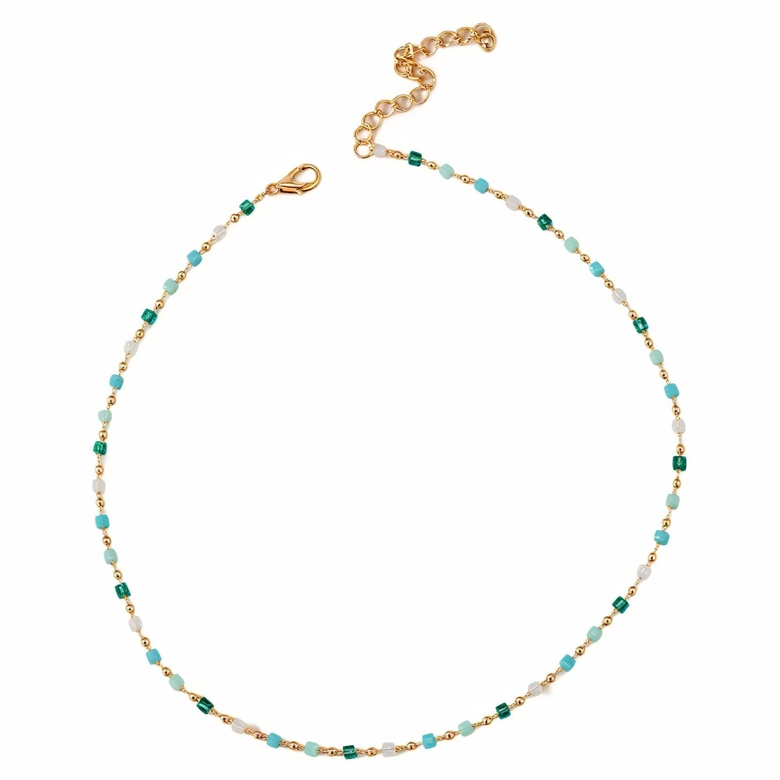 Choker chaîne fine dorée, perles géométriques bleu - vert - blanc, look estival, modèle Aluna