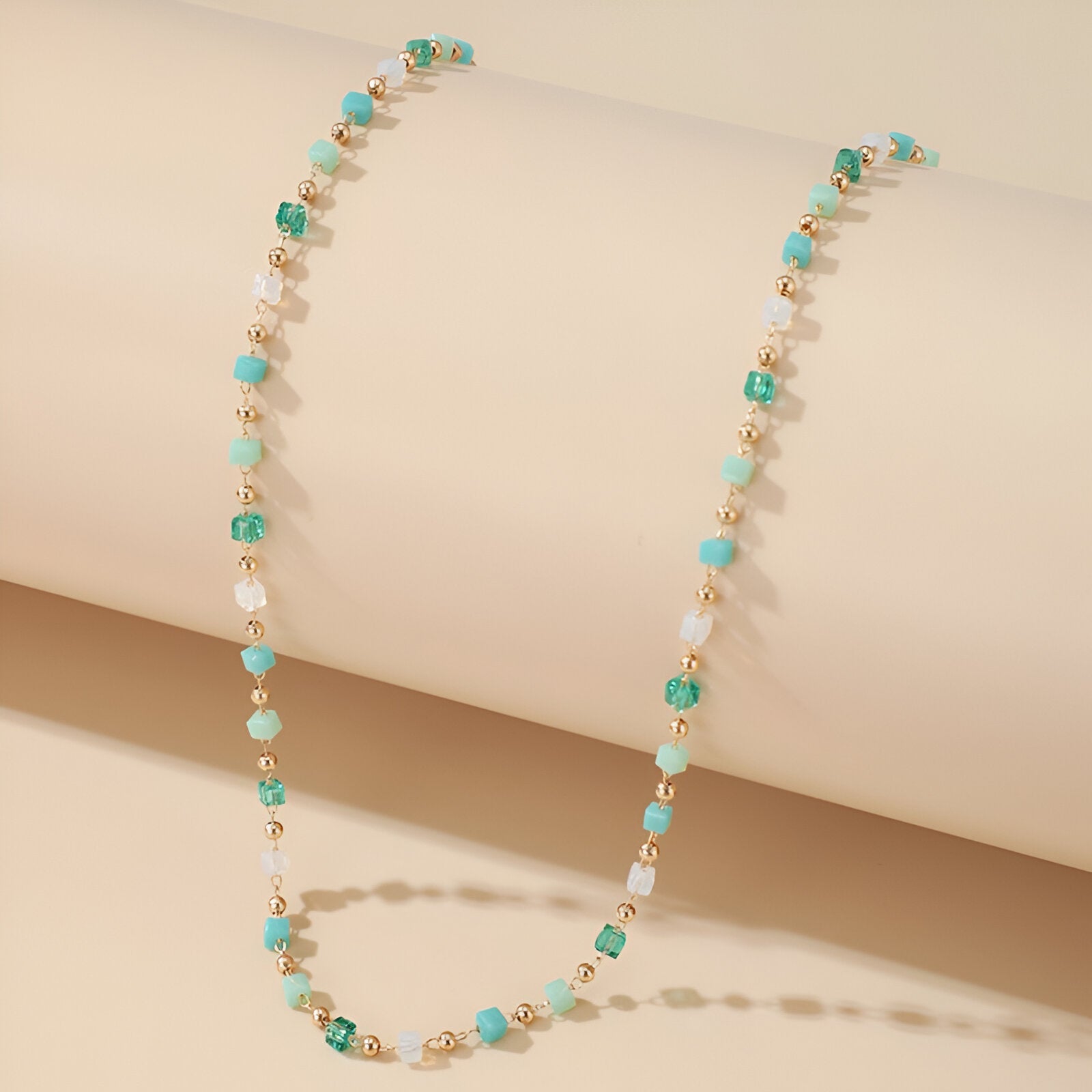 Choker chaîne fine dorée, perles géométriques bleu - vert - blanc, look estival, modèle Aluna