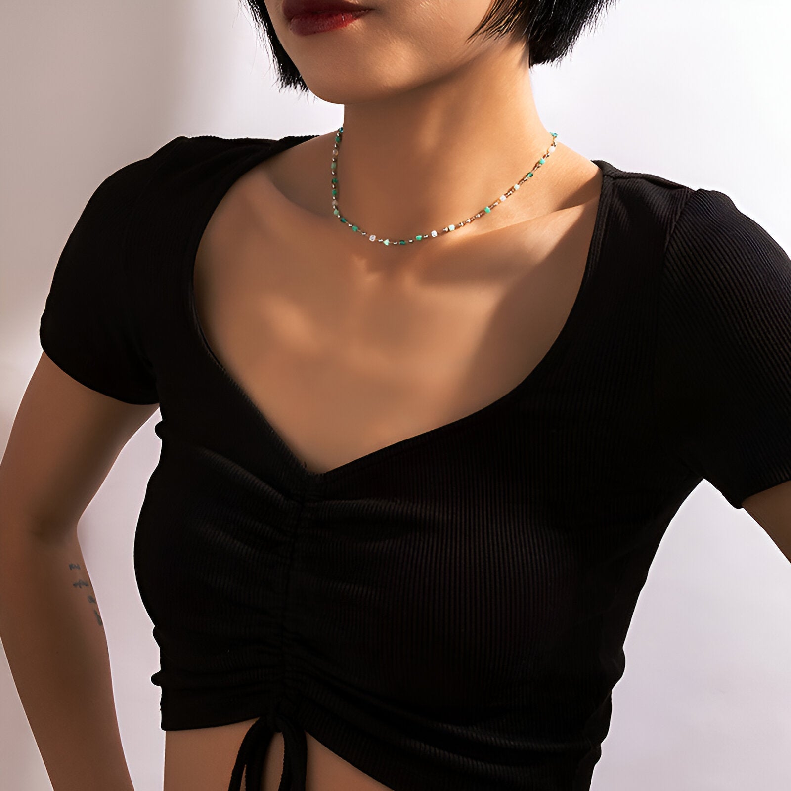 Choker chaîne fine dorée, perles géométriques bleu - vert - blanc, look estival, modèle Aluna