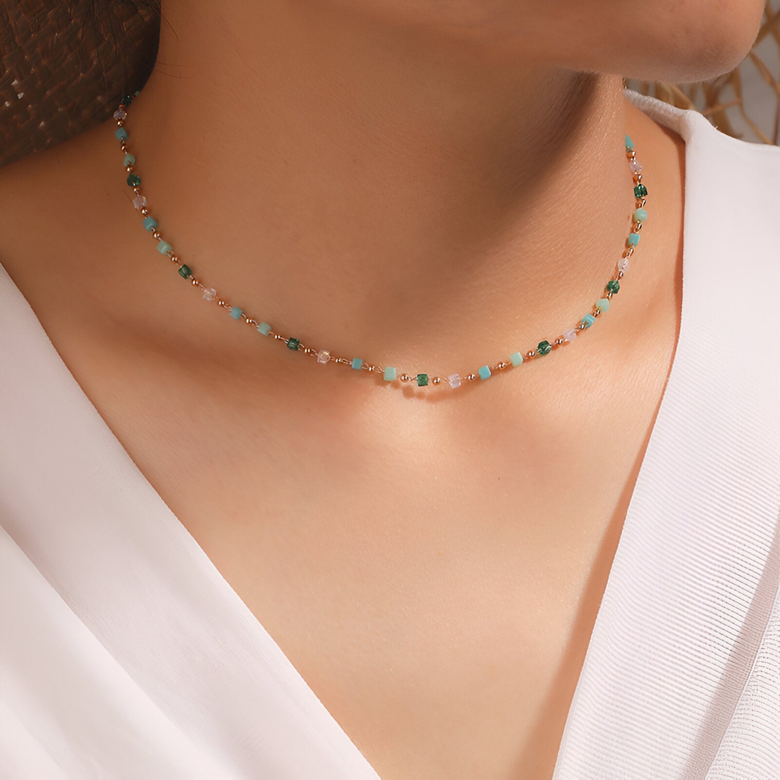 Choker chaîne fine dorée, perles géométriques bleu - vert - blanc, look estival, modèle Aluna