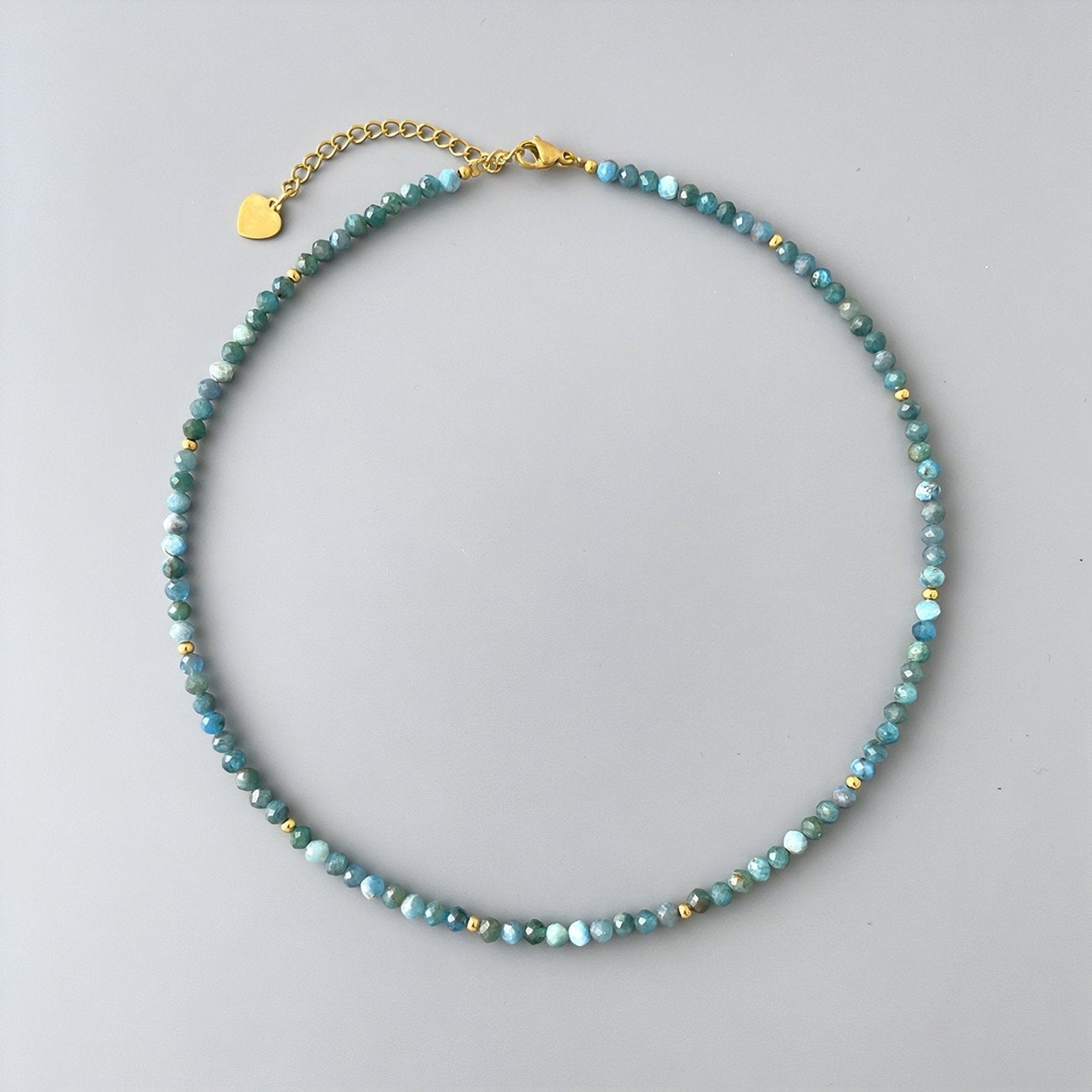 Choker en pierre naturelle d'apatite bleu, perles fines, chaine doré 18K, modèle Mabel