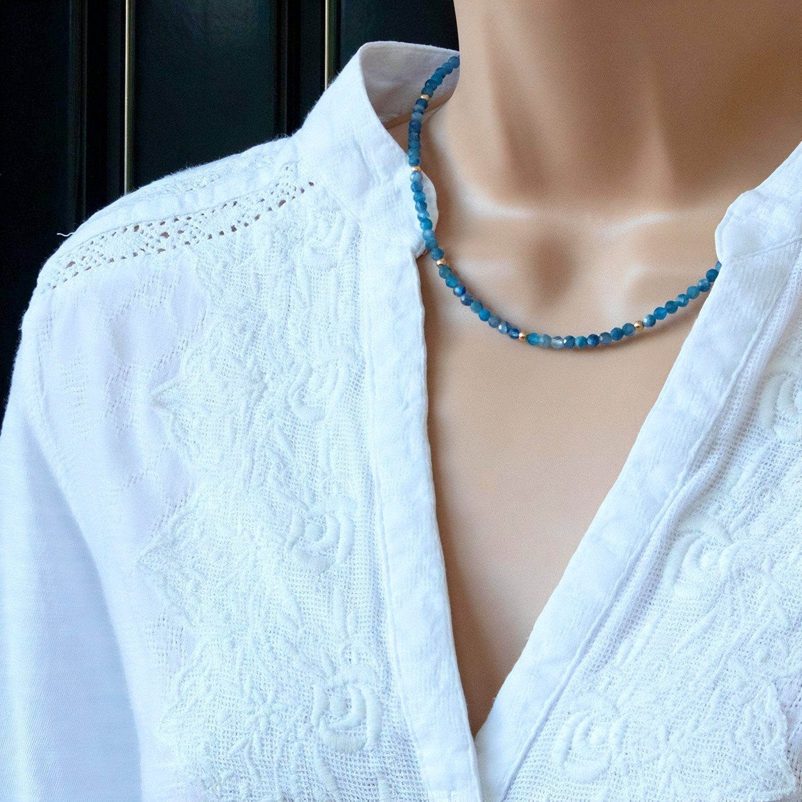 Choker en pierre naturelle d'apatite bleu, perles fines, chaine doré 18K, modèle Mabel