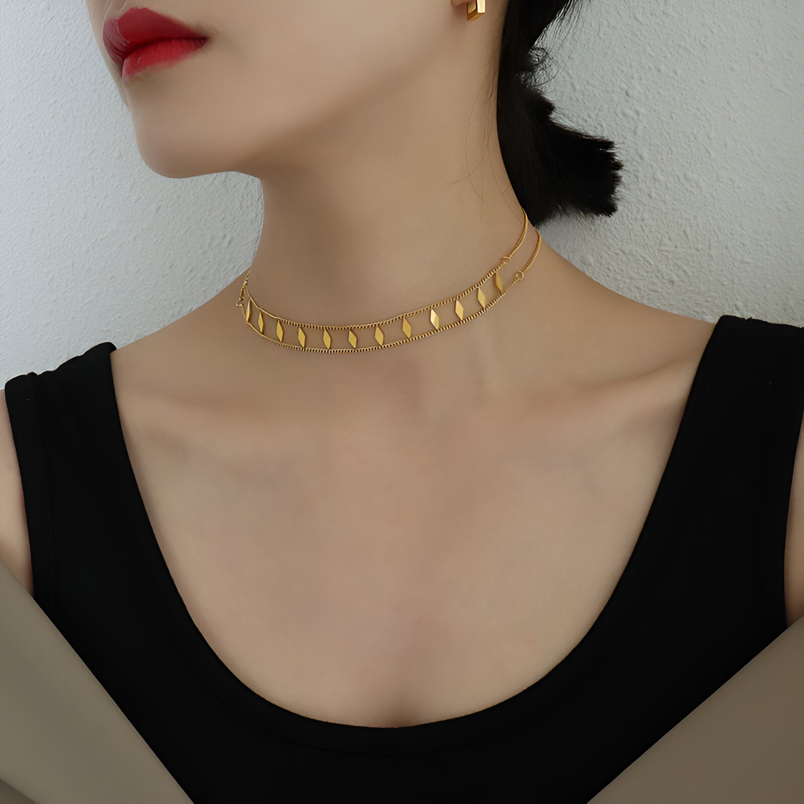 Choker graphique en acier, double chaîne fine et éléments losanges, modèle Nathalia