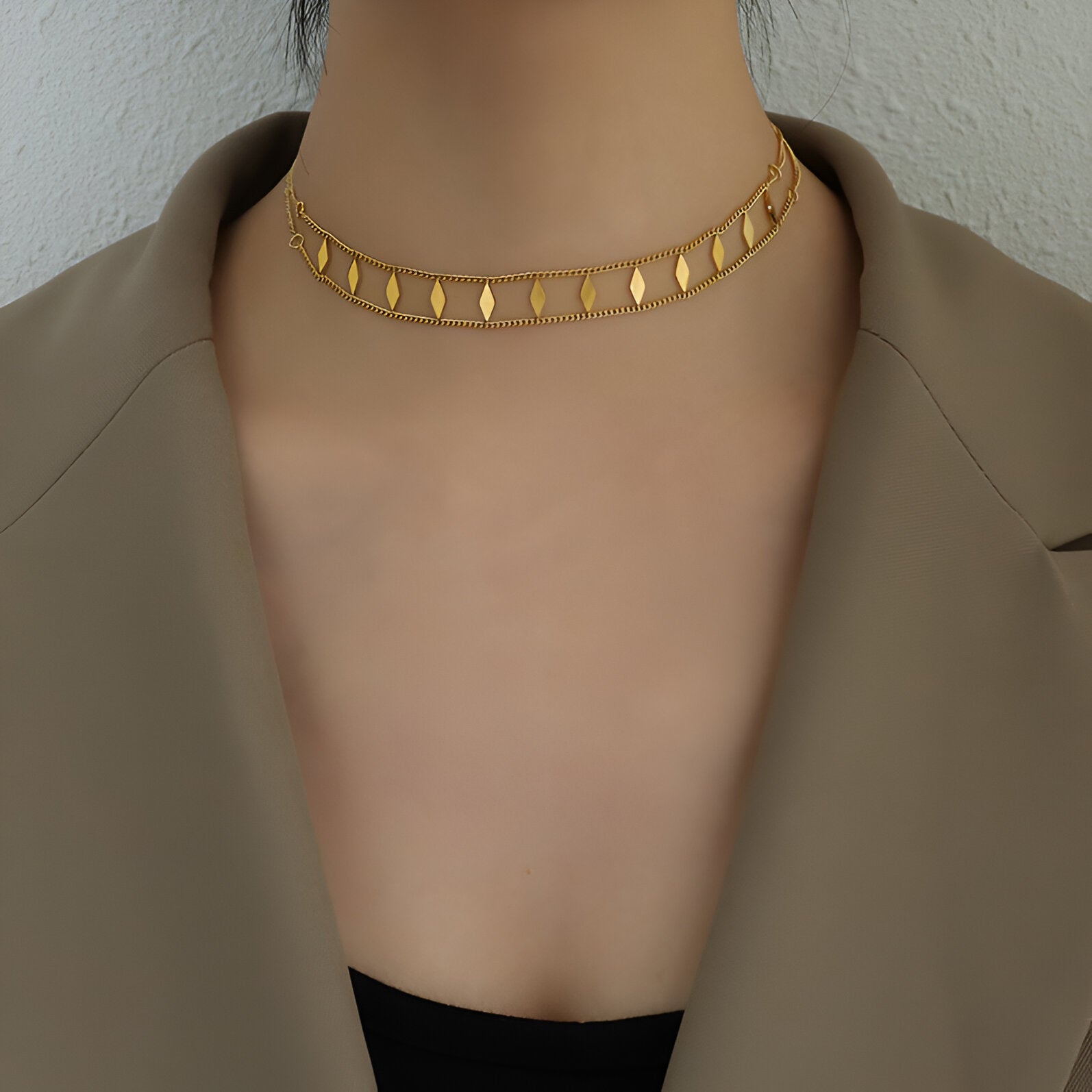 Choker graphique en acier, double chaîne fine et éléments losanges, modèle Nathalia