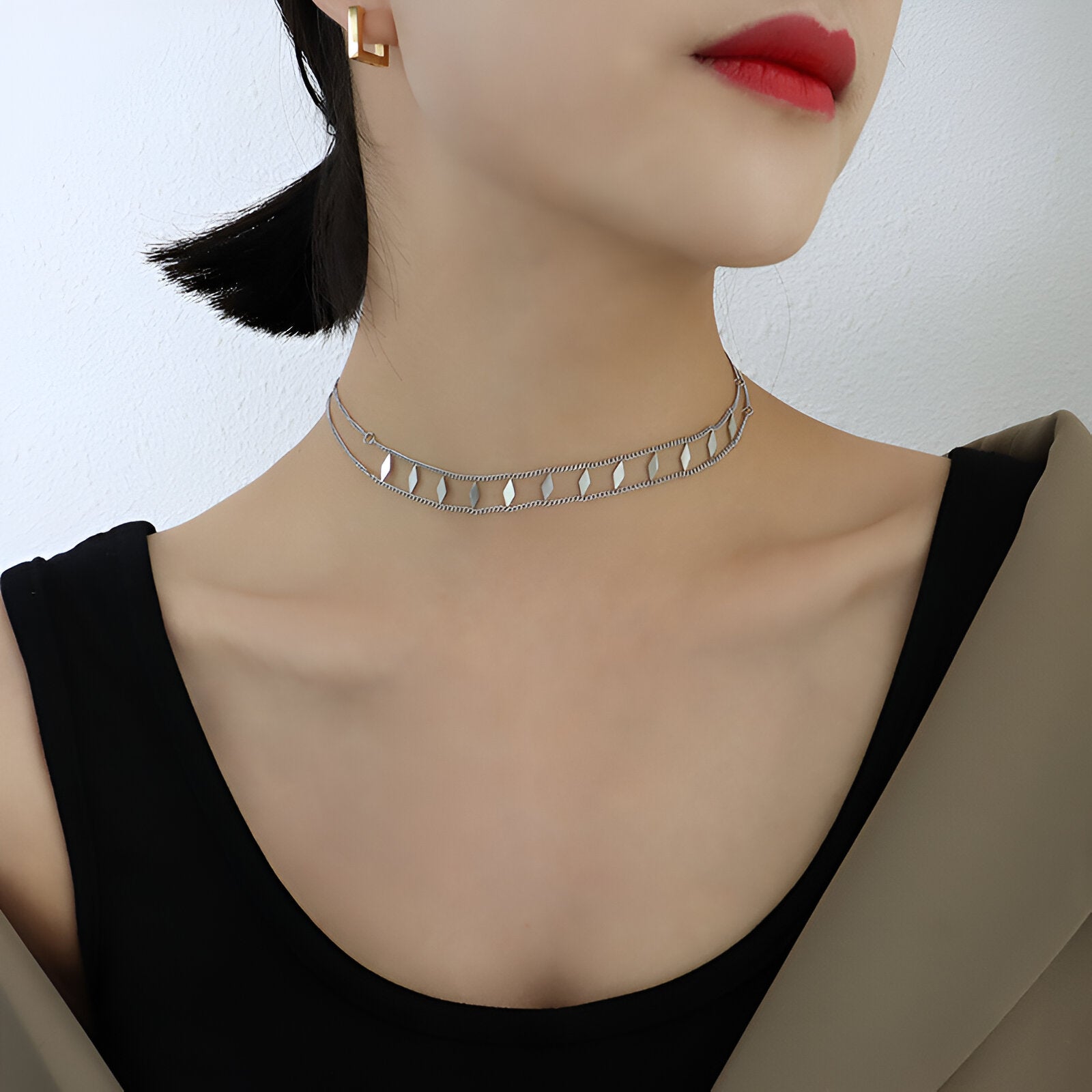Choker graphique en acier, double chaîne fine et éléments losanges, modèle Nathalia