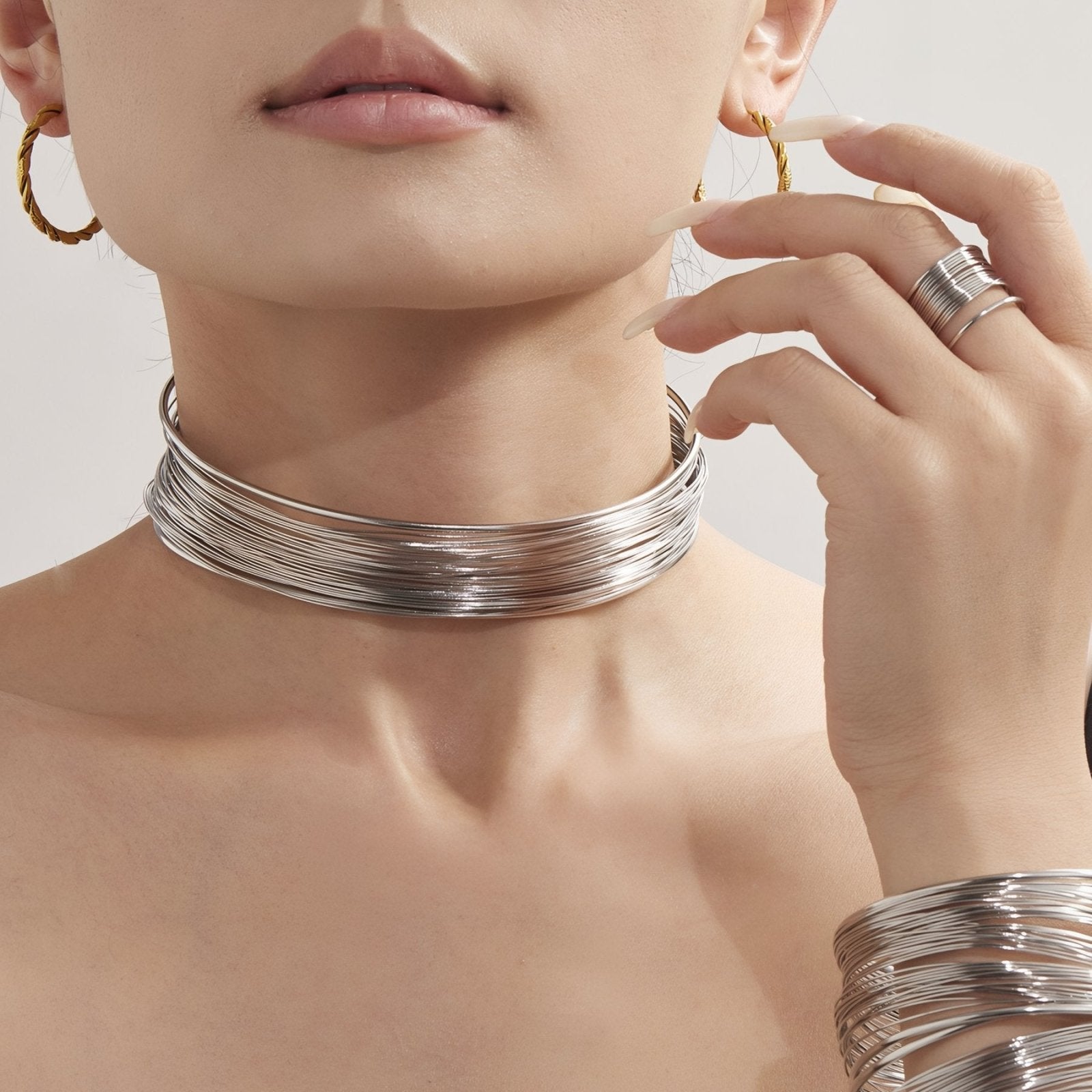 Choker large et rigide en fils d'acier torsadés, design minimaliste et moderne, en acier inoxydable