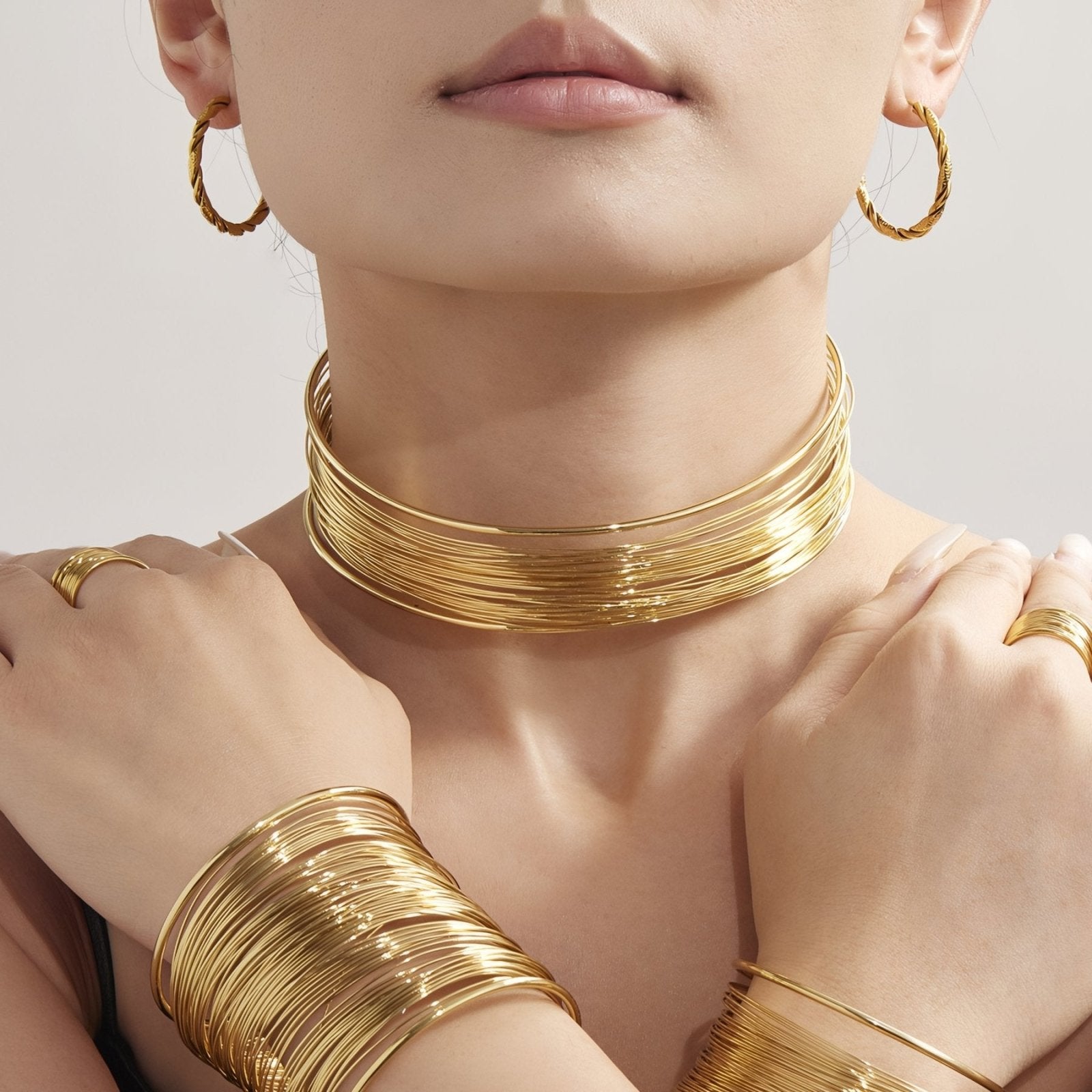 Choker large et rigide en fils d'acier torsadés, design minimaliste et moderne, en acier inoxydable