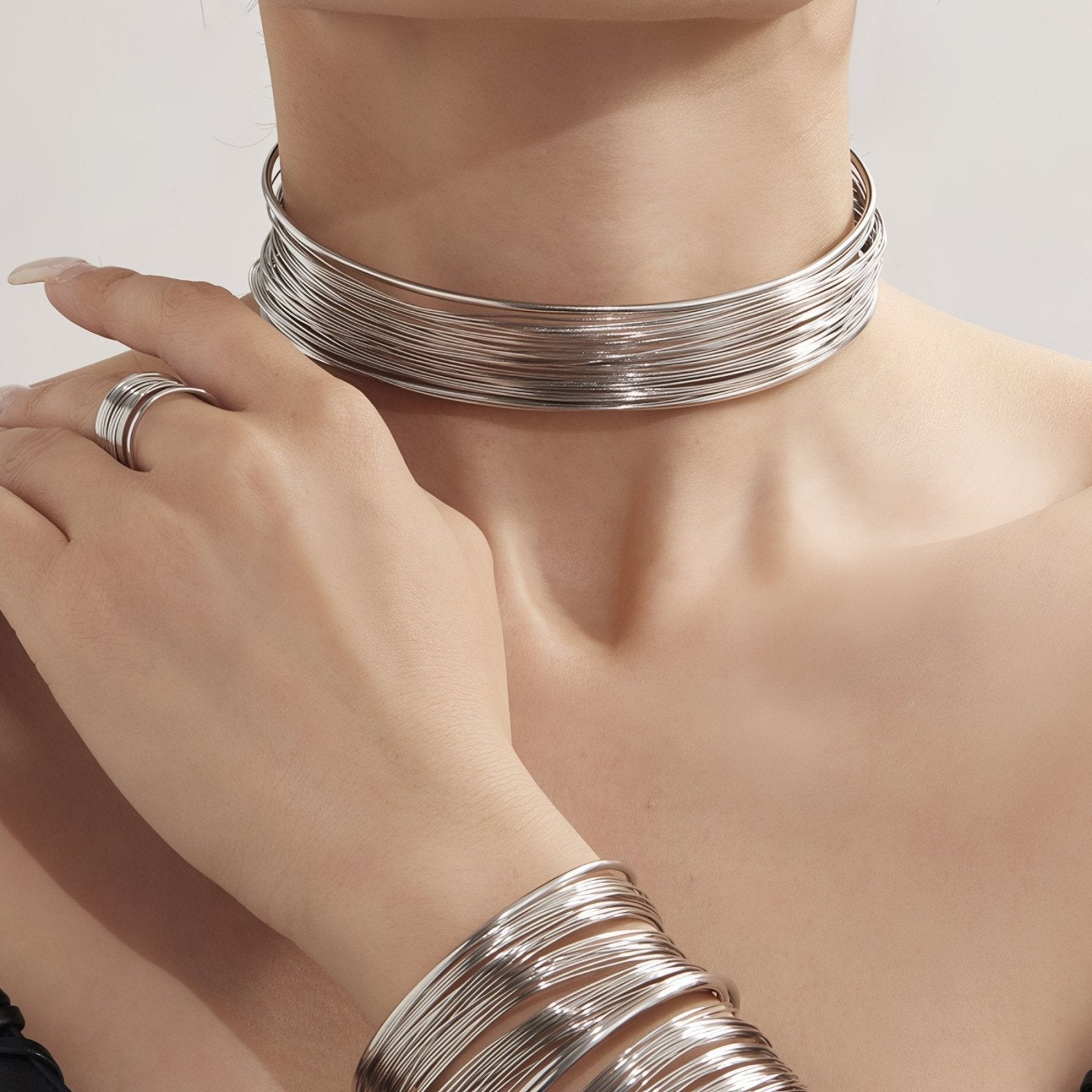 Choker large et rigide en fils d'acier torsadés, design minimaliste et moderne, en acier inoxydable