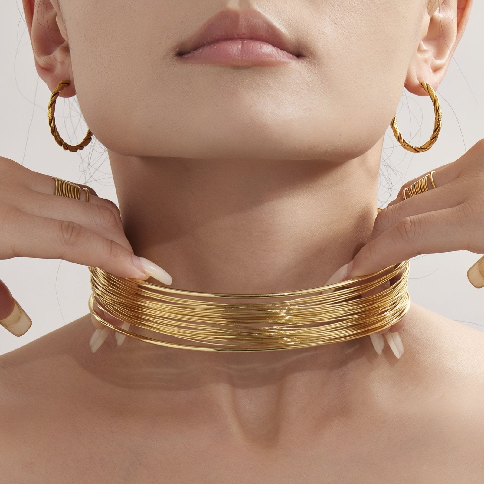 Choker large et rigide en fils d'acier torsadés, design minimaliste et moderne, en acier inoxydable