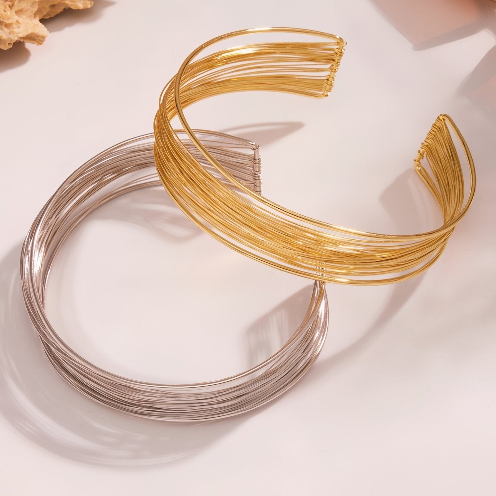 Choker large et rigide en fils d'acier torsadés, design minimaliste et moderne, en acier inoxydable