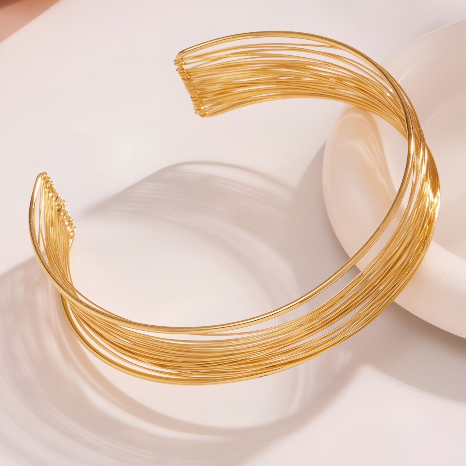 Choker large et rigide en fils d'acier torsadés, design minimaliste et moderne, en acier inoxydable